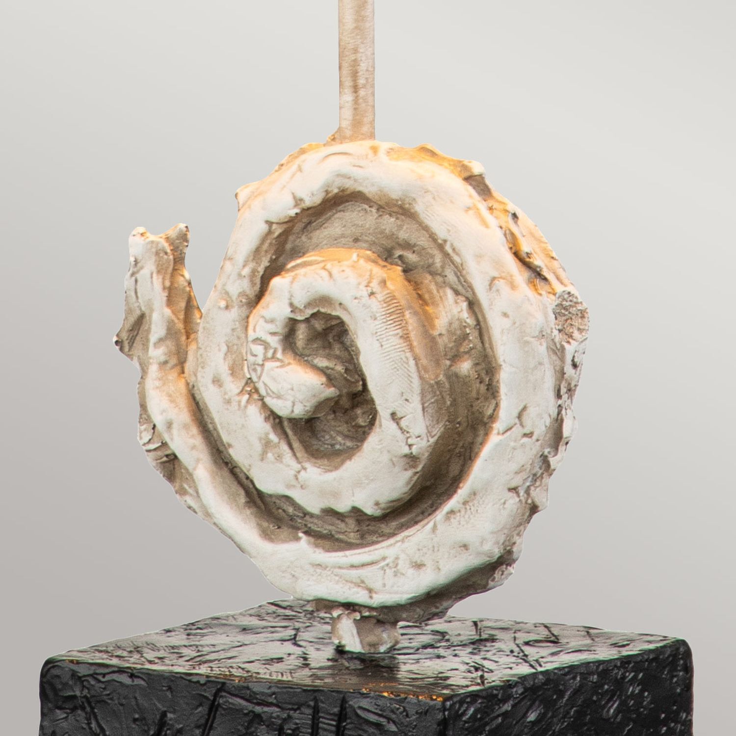 skulptur, keramik, verdrehte spirale, neutrale farben, kunstobjekt