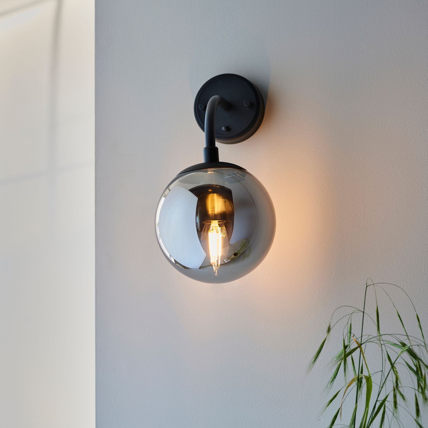 Wandlampe mit Schalter Rauchglas Metall E14 Kugelschirm
