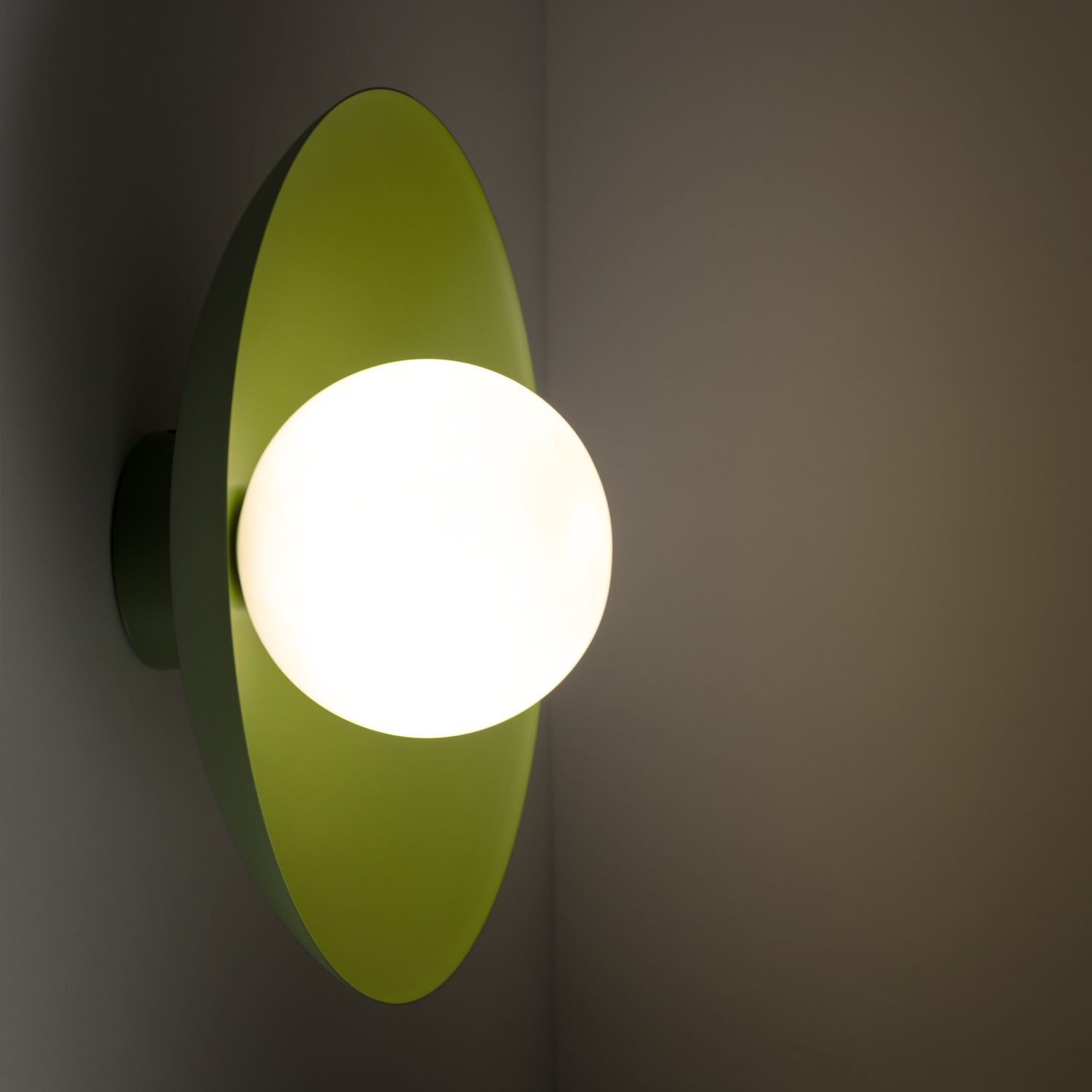 Grüne Wandlampe Glaskugel blendarm G9 B:28 cm wohnlich