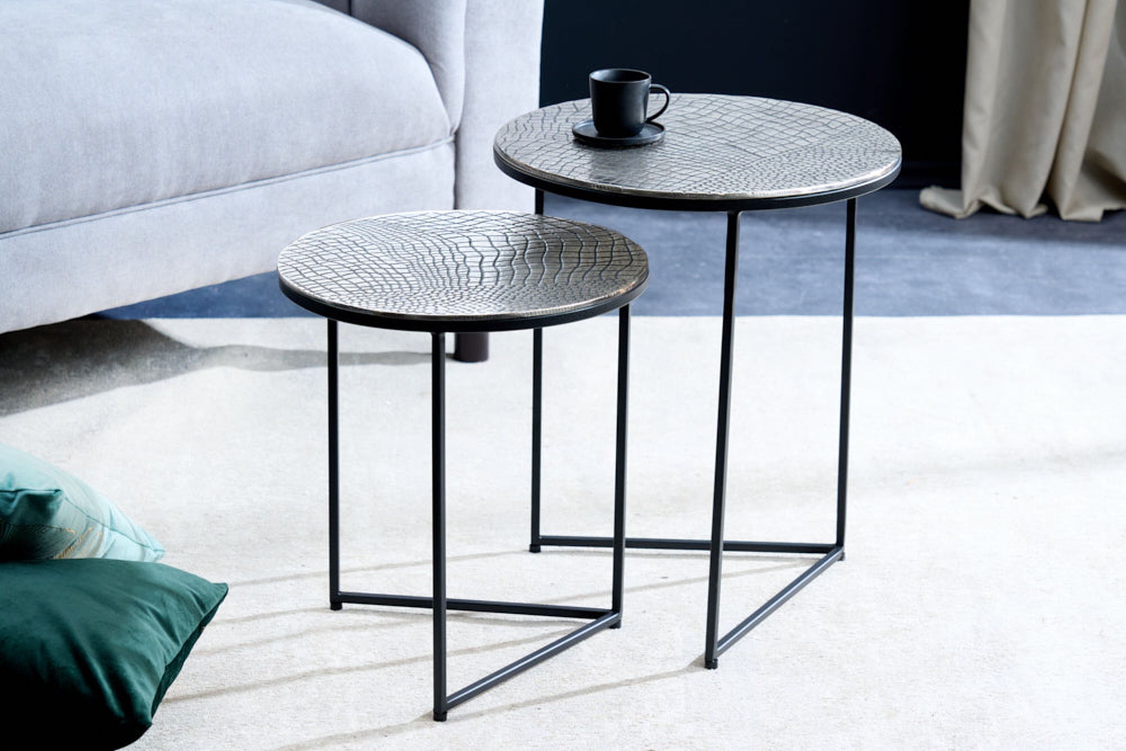 Beistelltisch 2er Set Metall in Silber Antik Hammerschlag Kaffeetisch, Mobiliar, Tabelle, Tischplatte, Tasse