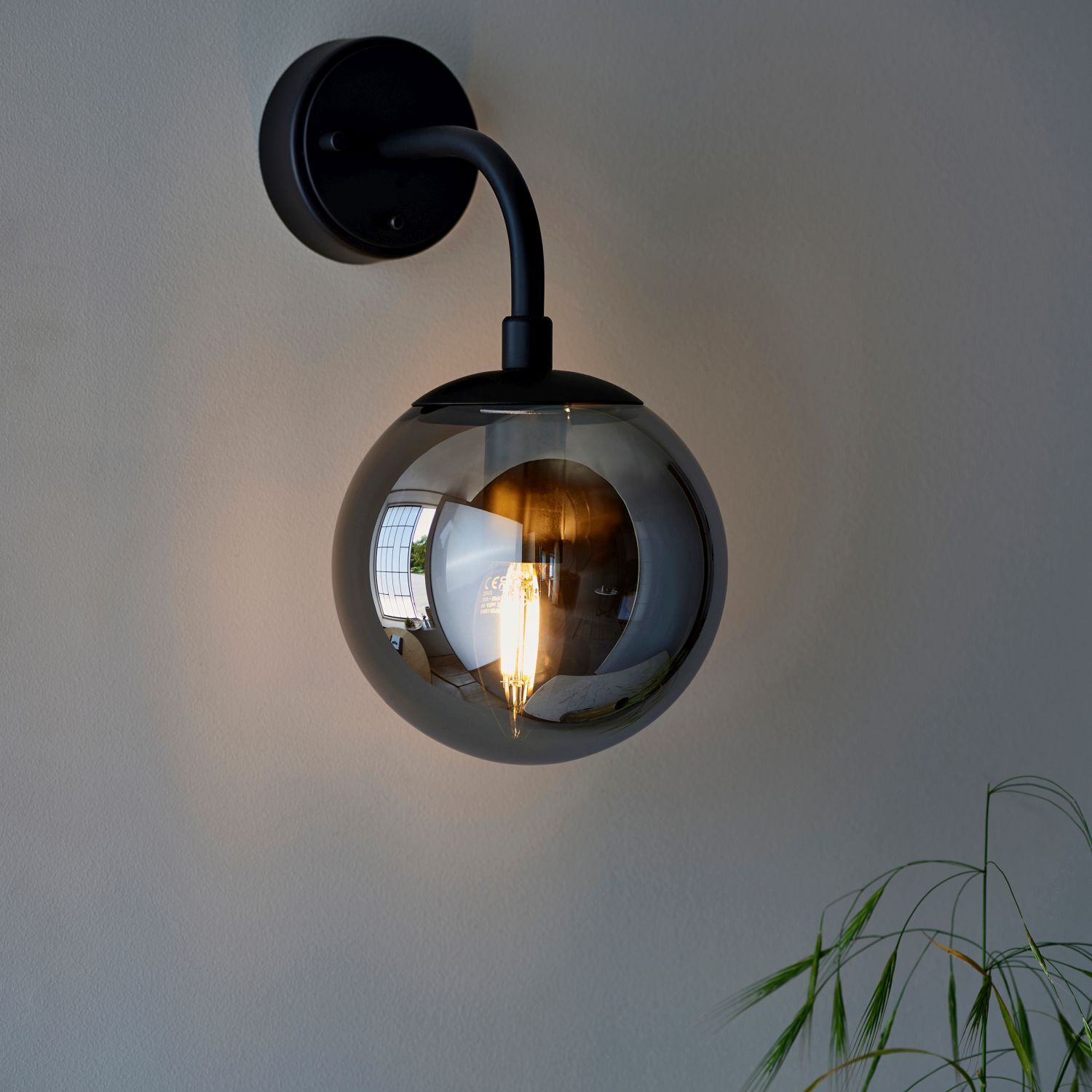 Wandlampe mit Schalter Rauchglas Metall E14 Kugelschirm