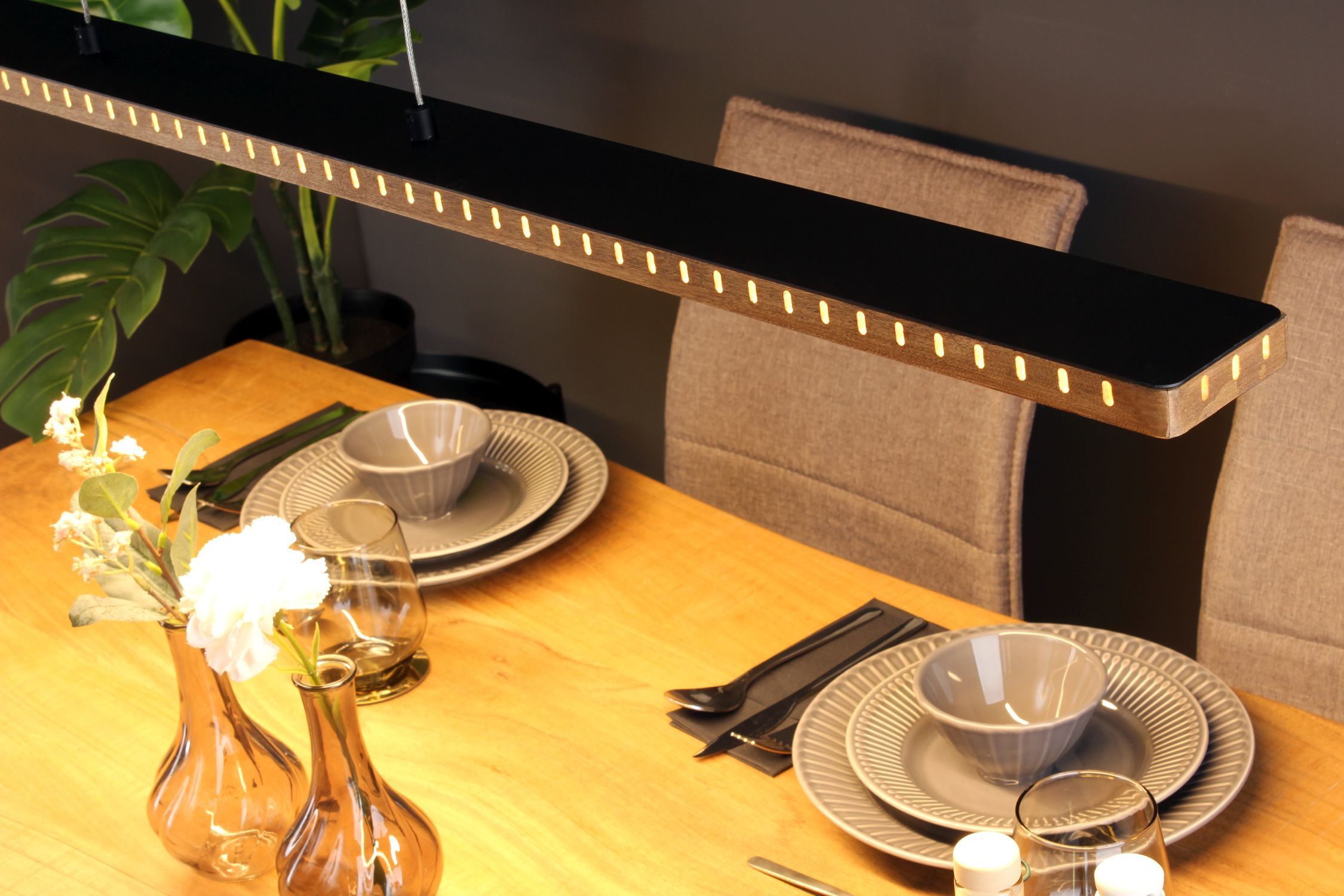 Lange LED Hängelampe Aluminium Holz L:120 cm warmweiß Esstisch, Tischlampe, Pendantleuchte, Gedeck, Geschirrset