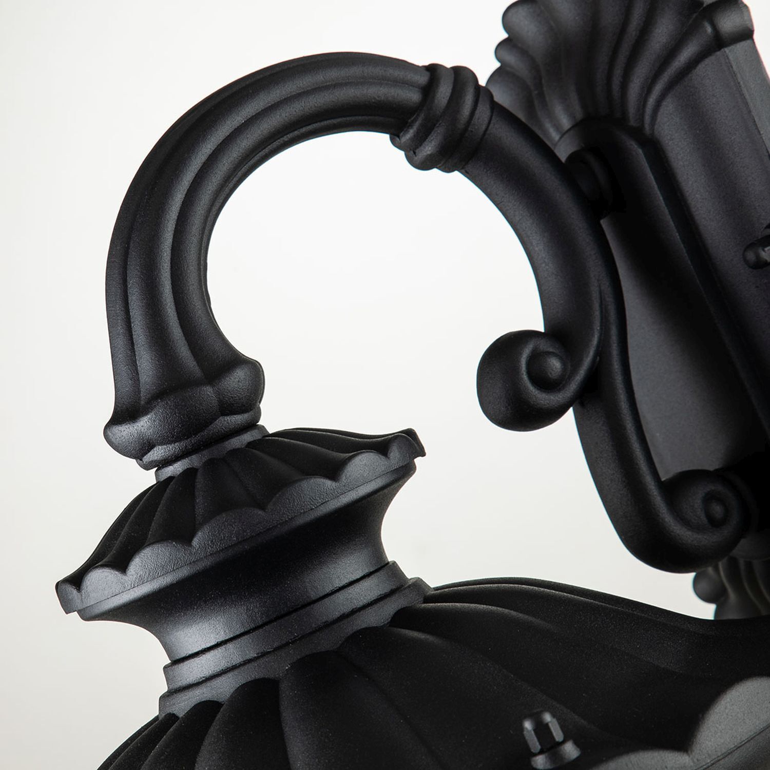 metallisch schwarz, verzierter Griff, gekrümmtes design, Lampendetail, Art-déco