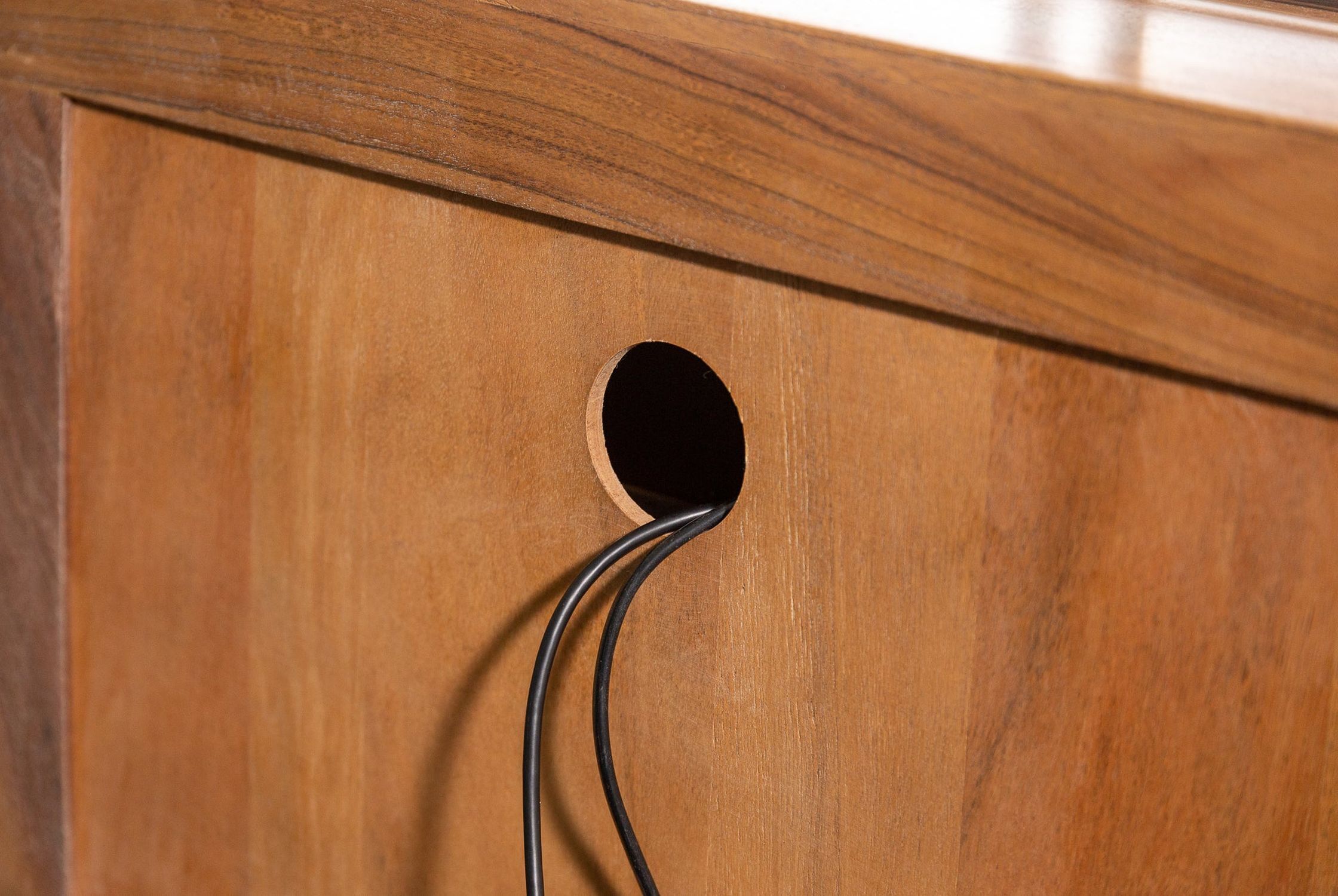 TV Lowboard Holz Akazie Metall 160 cm Kufengestell Baumkante Holz, Sperrholz, Innenarchitektur, Hartholz, Loch