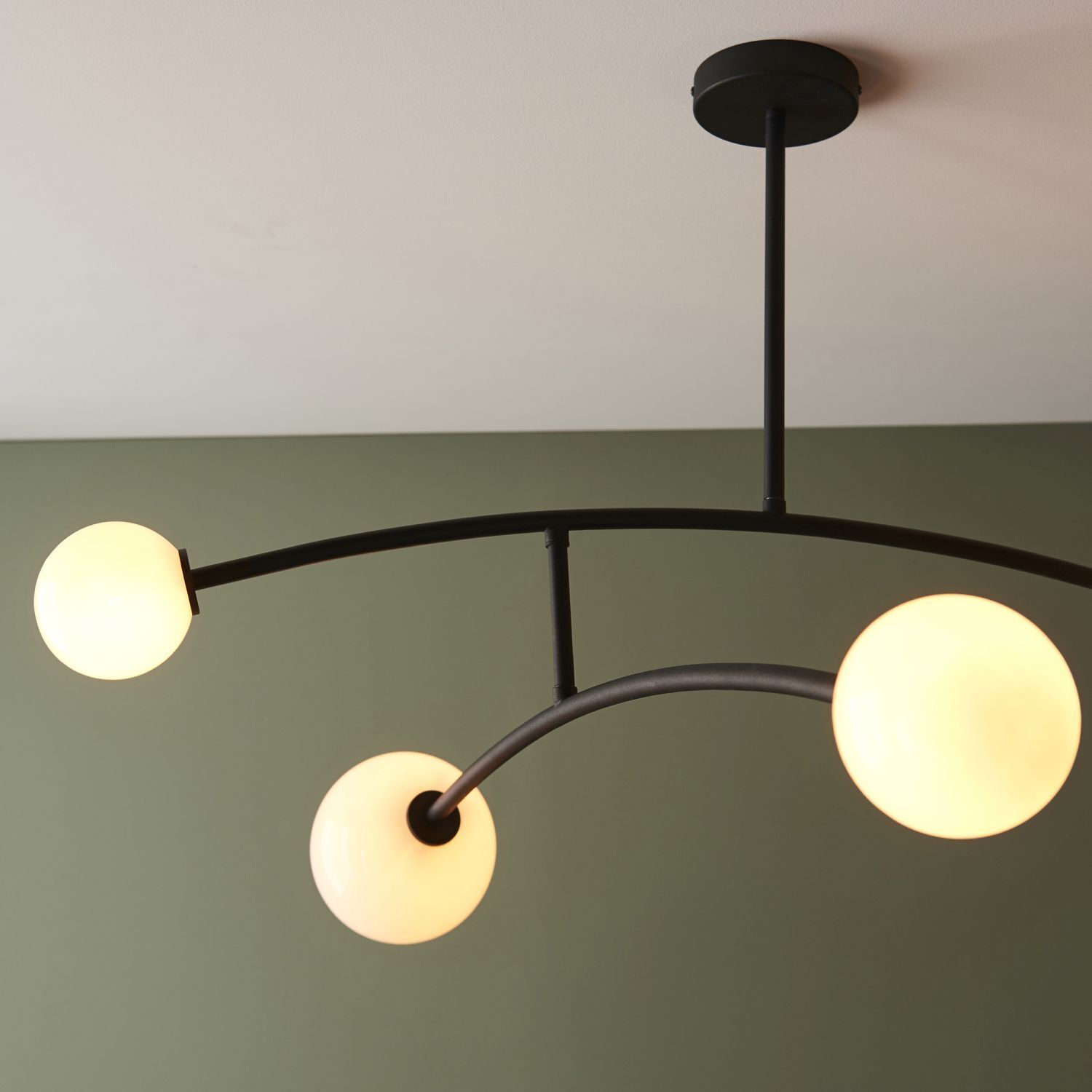 Deckenleuchte Metall Glas Gelenkarm Schwarz matt Weiß 4x G9