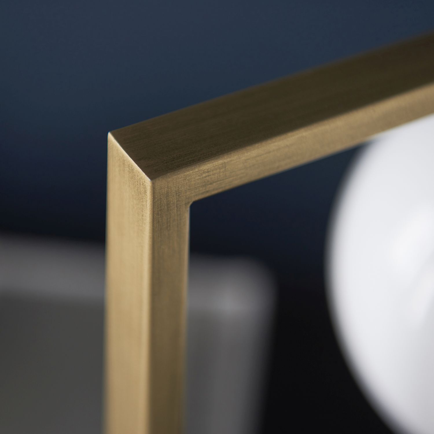 Tischlampe Glas Metall 30 cm in Gold Weiß Kugelschirm G9