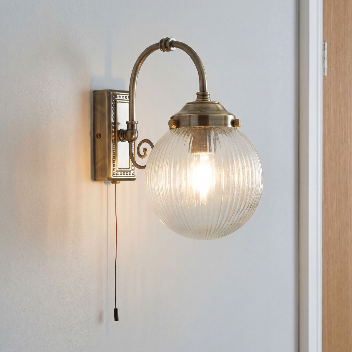 Spiegelleuchte mit Schalter IP44 E14 in Messing antik