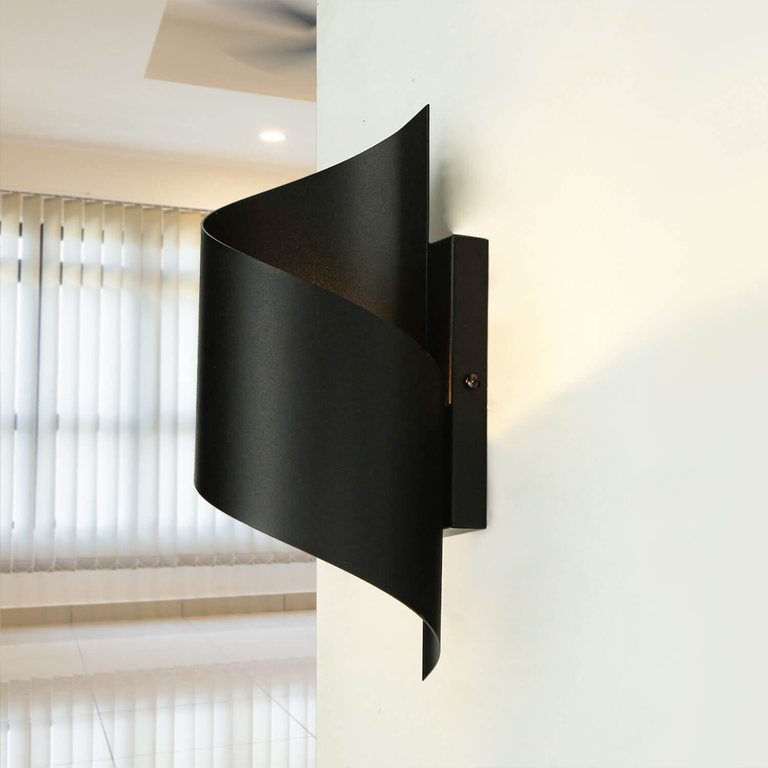 Stylische Wandleuchte Schwarz Metall Design up down