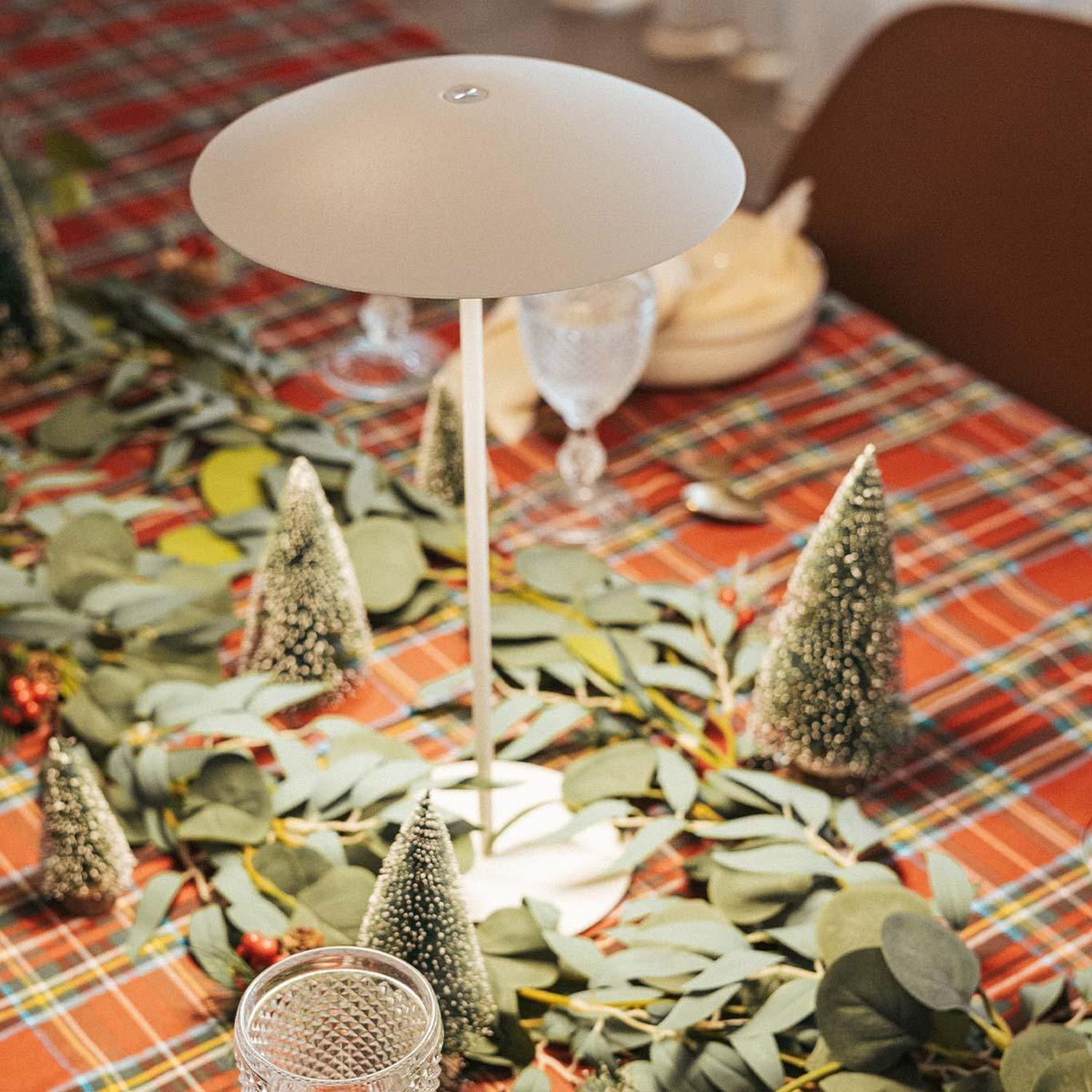 Lampe, Mobiliar, Tabelle, Tischplatte, Stuhl