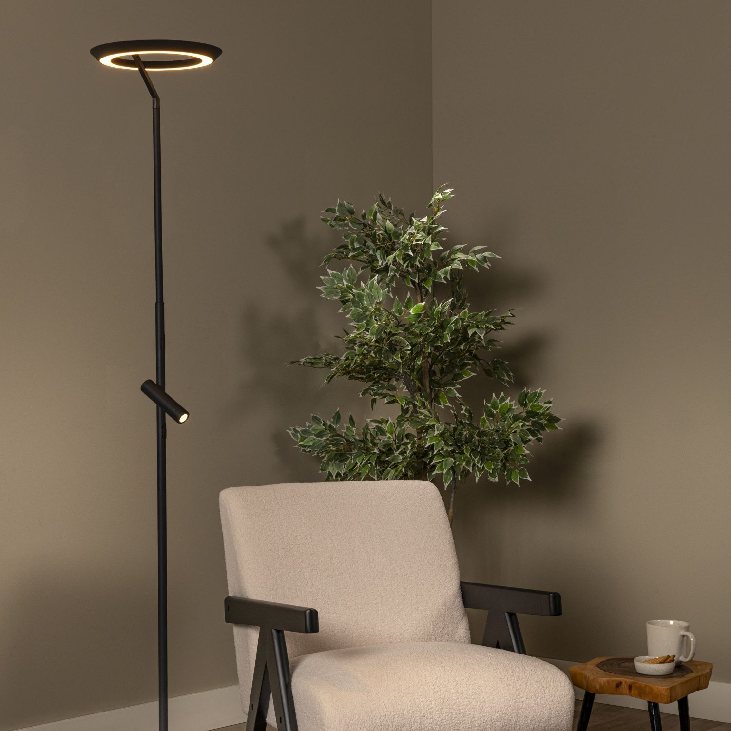 LED Deckenfluter Schwarz 2700 K H:174 cm modern wohnzimmer, lampe, pflanze, stuhl, tee-tisch