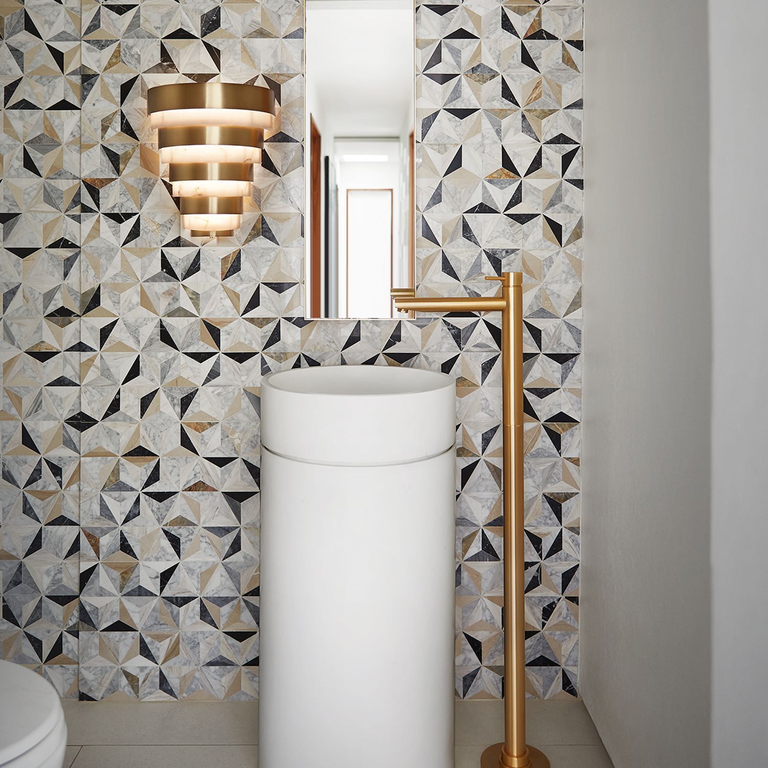 LED Wandleuchte H: 35,7 cm in Messing Antik Alabaster Optik Drinnen, Innenarchitektur, Lampe, Toilette, Mauer