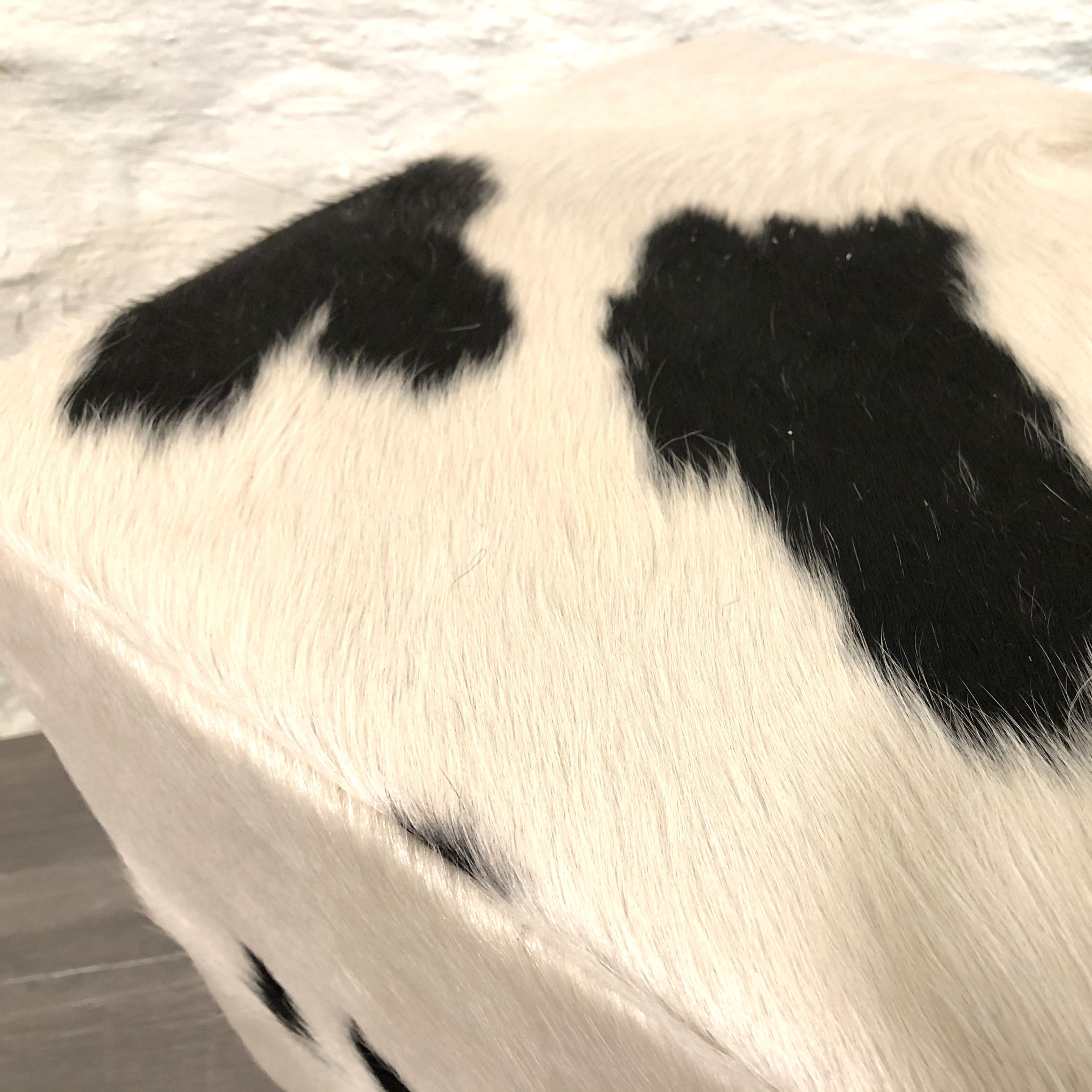 Hocker Kuhfell Metall Handarbeit 44x45 cm in Schwarz Weiß Moebel, Tier, Bär, Säugetier, Tierwelt
