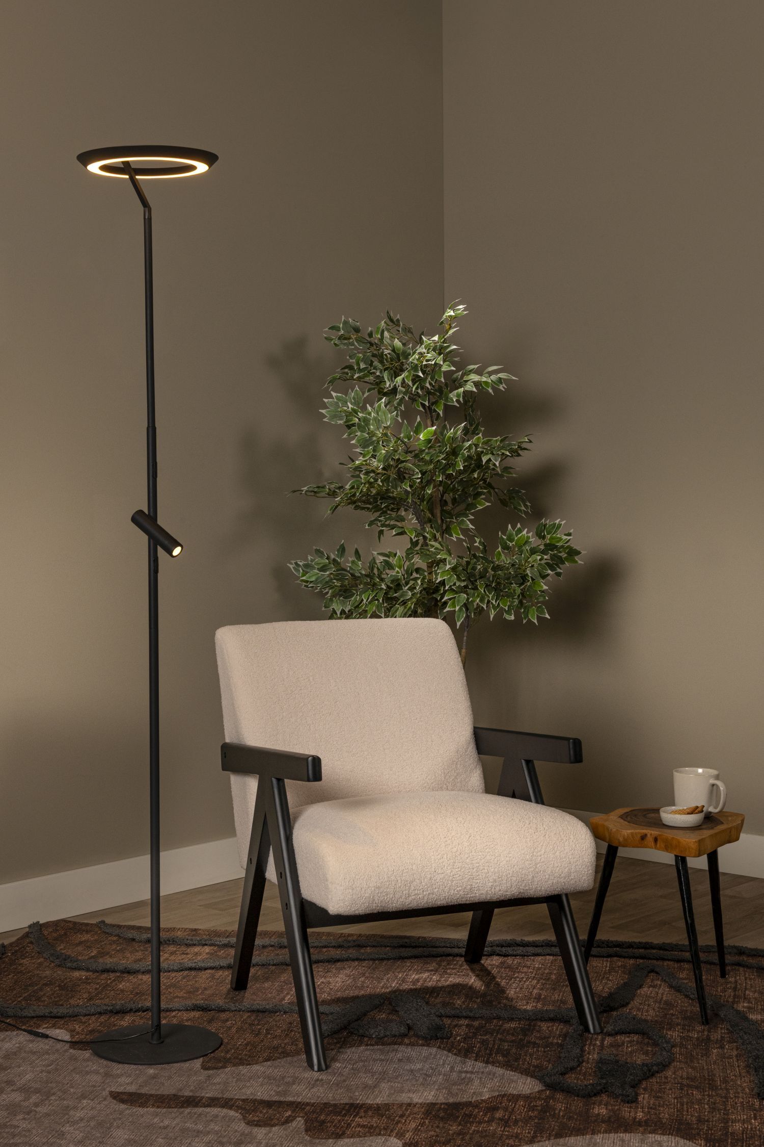 LED Deckenfluter Schwarz 2700 K H:174 cm modern Sessel, Beige, Holzgestell, Beistelltisch, Stehlampe