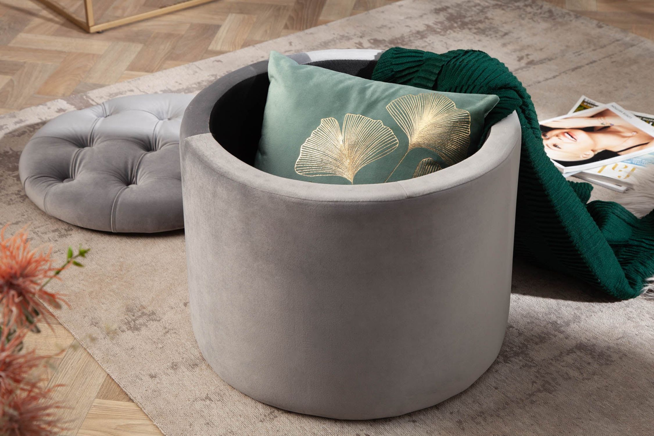 Grauer Sitzhocker mit Stauraum Samt Metall Ø 50 cm Moebel, Erwachsener, Weiblich, Person, Frau