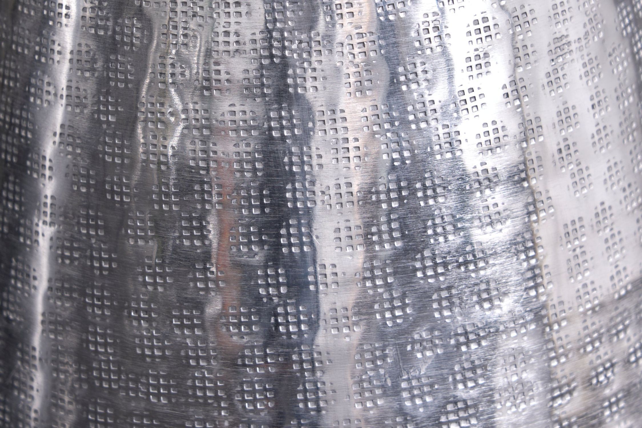 Dekovase in Silber antik Hammerschlag H: 25 cm Handarbeit Textur, Aluminium, Architektur, Gebäude