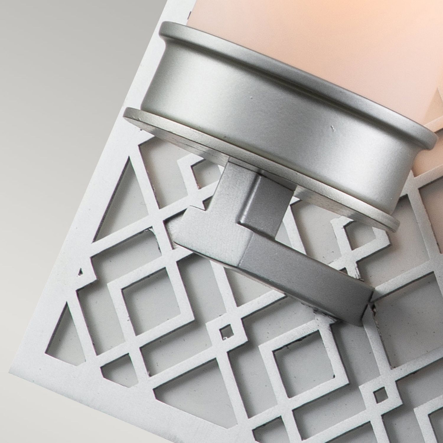 Plasticsteg, Gitterstruktur, Metallhaken, rosa Becher, Trinkbecher