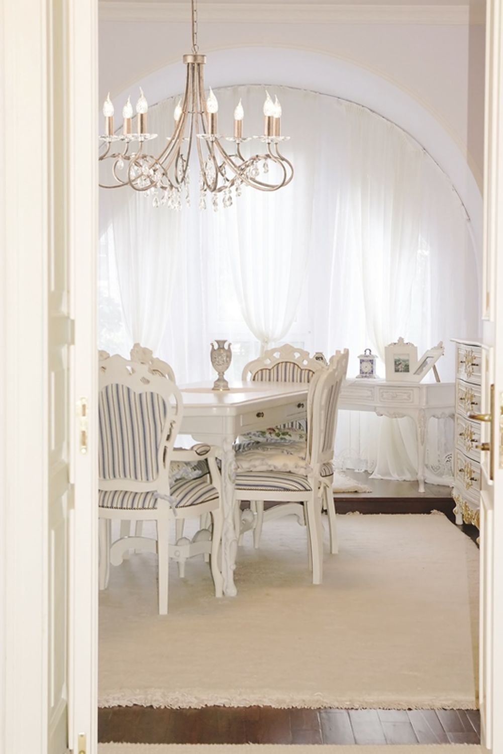 Esszimmer, Esstisch, Tisch, Kronleuchter, Inneneinrichtung