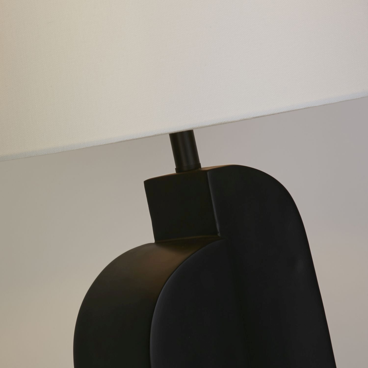 Schwarze Tischleuchte Metall Stoff in Weiß 65 cm E27