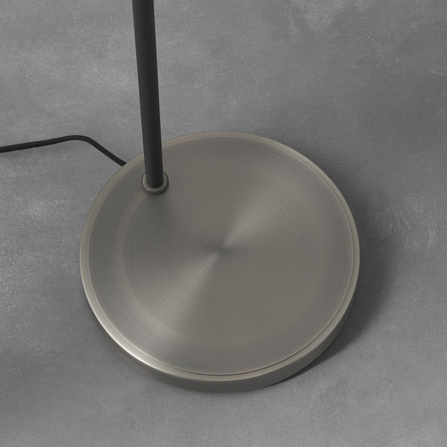 Teller, Lampe, Mobiliar