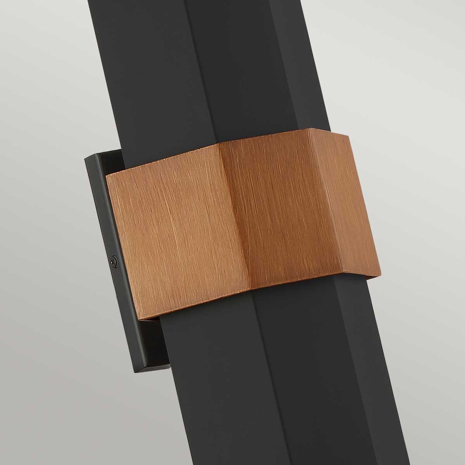 LED Außenwandleuchte Up Down 52 cm hoch Schwarz IP44 3000 K Asteszwieren?, Kupferklemme, Metallhalter, Holz-Akzent, schwarzer Stahlträger