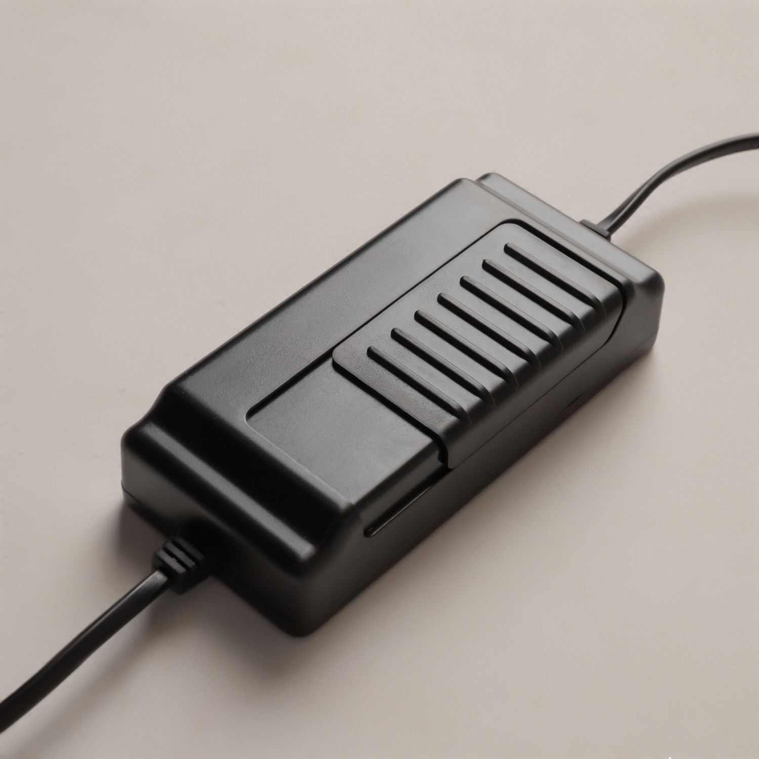 LED Stehlampe Tripod dimmbar Schwarz 162 cm 36 W 3000 K Ladegerät, Netzgerät, Stromadapter, Schwarz, Kabelanschluss