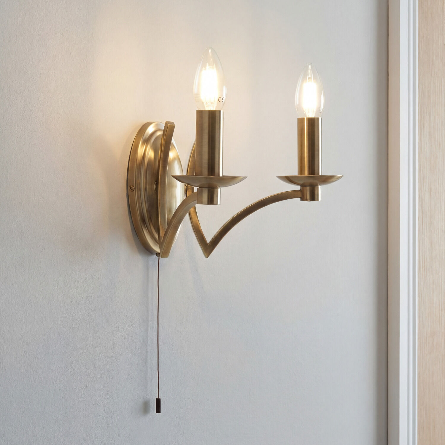 Wandlampe mit Schalter E14 in Messing Antik 2-flammig