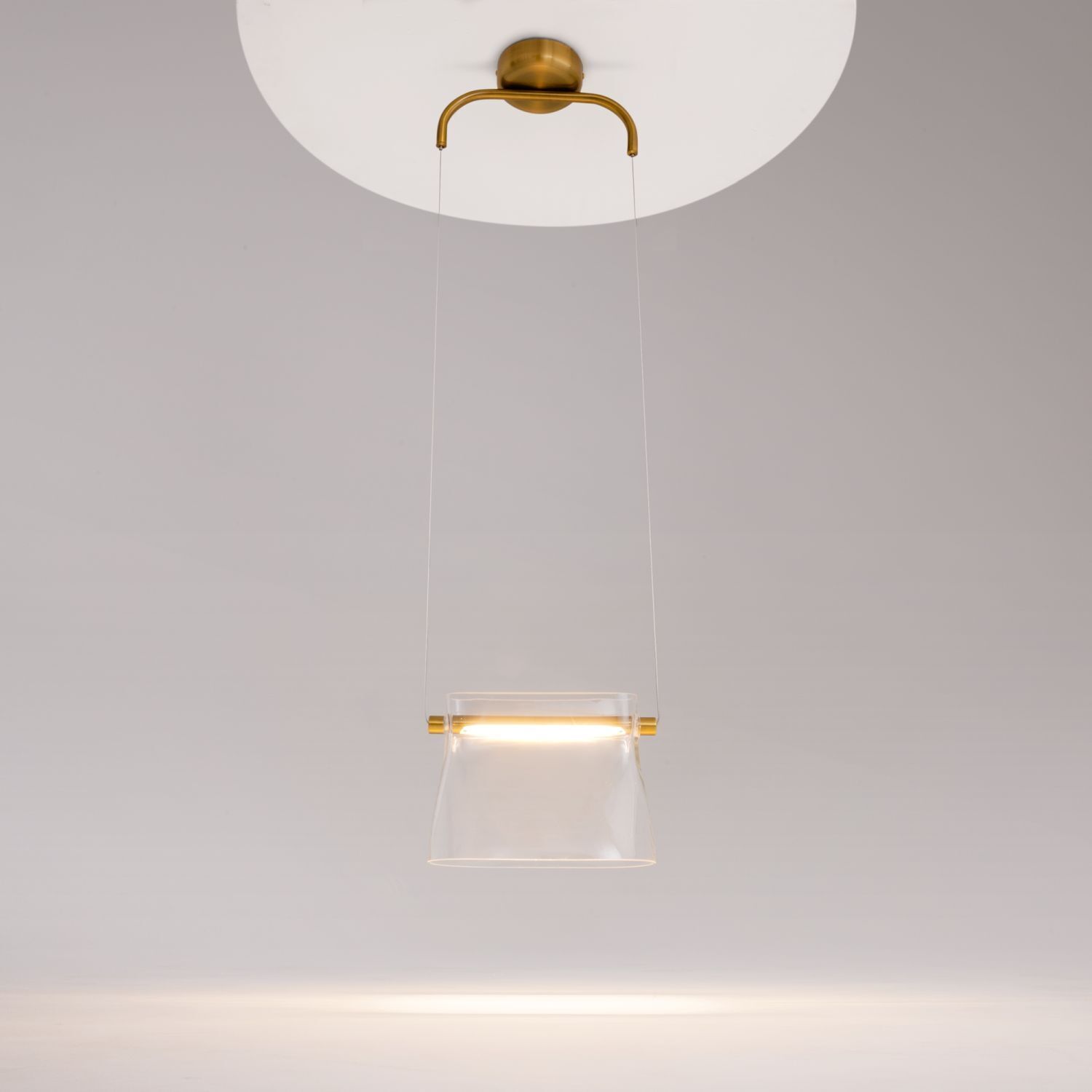 Pendelleuchte Metall Glas LED H: max. 329 cm in Messing