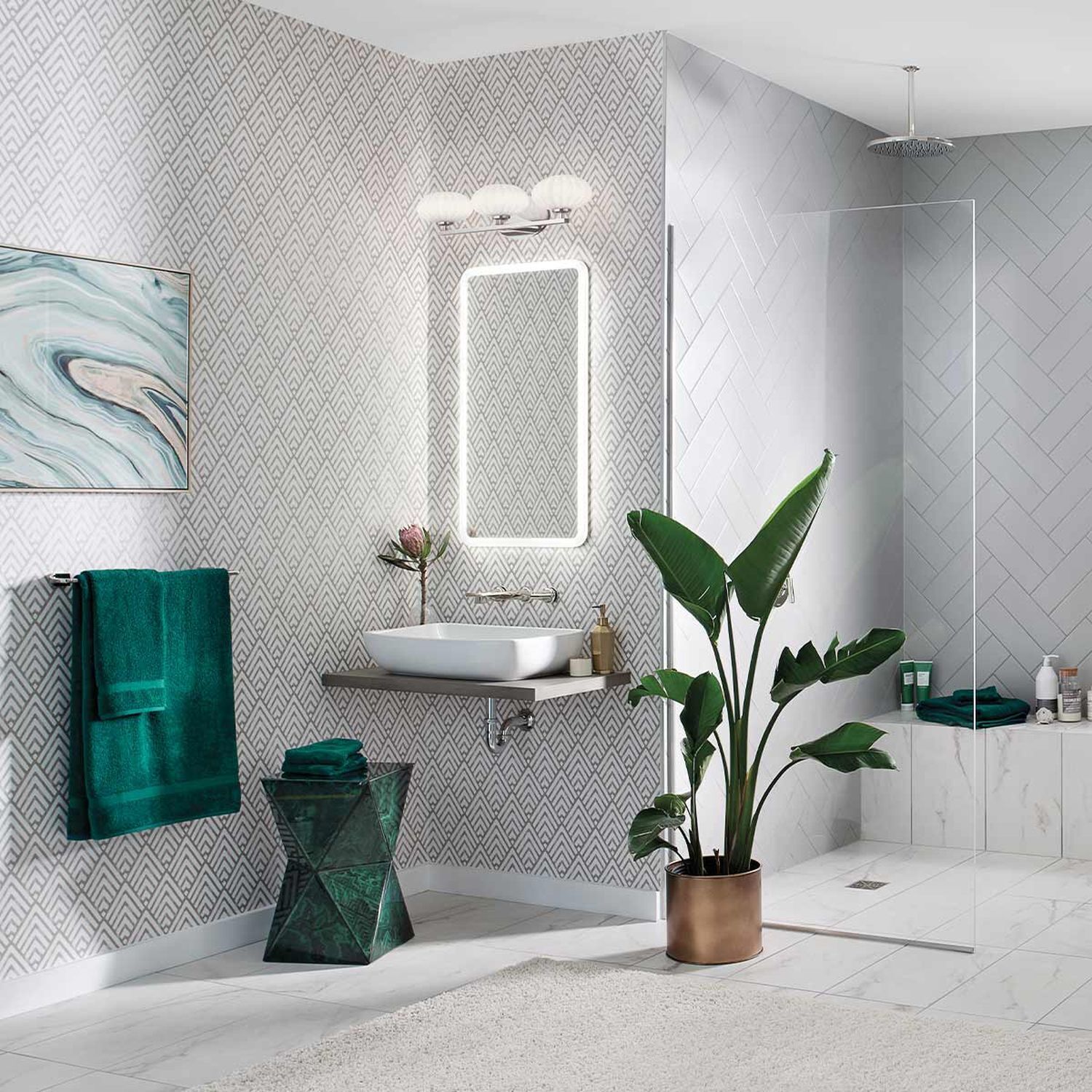 Badezimmer, Waschtisch, Spiegel mit Beleuchtung, Pflanze im Topf, Duschbereich