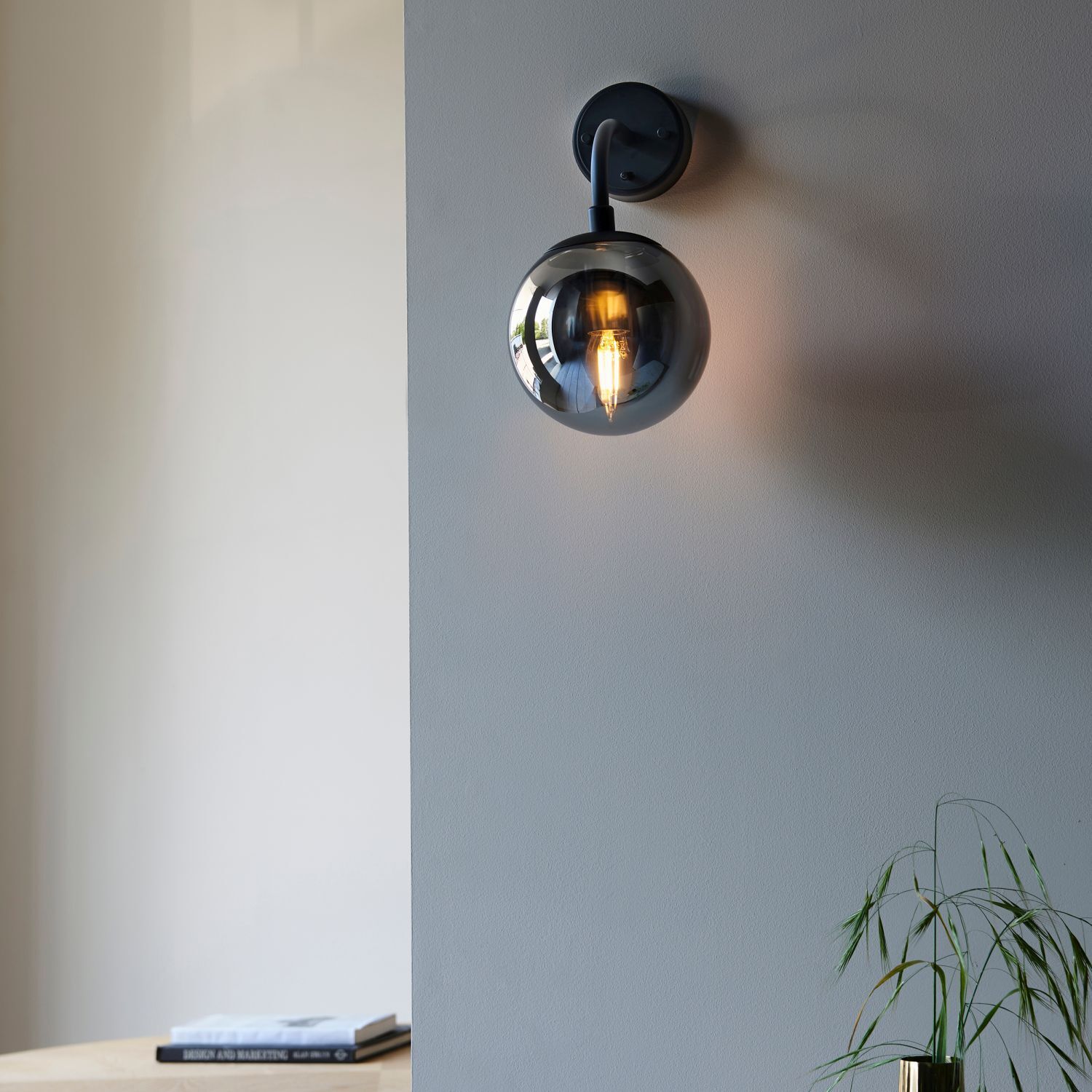 Wandlampe mit Schalter Rauchglas Metall E14 Kugelschirm