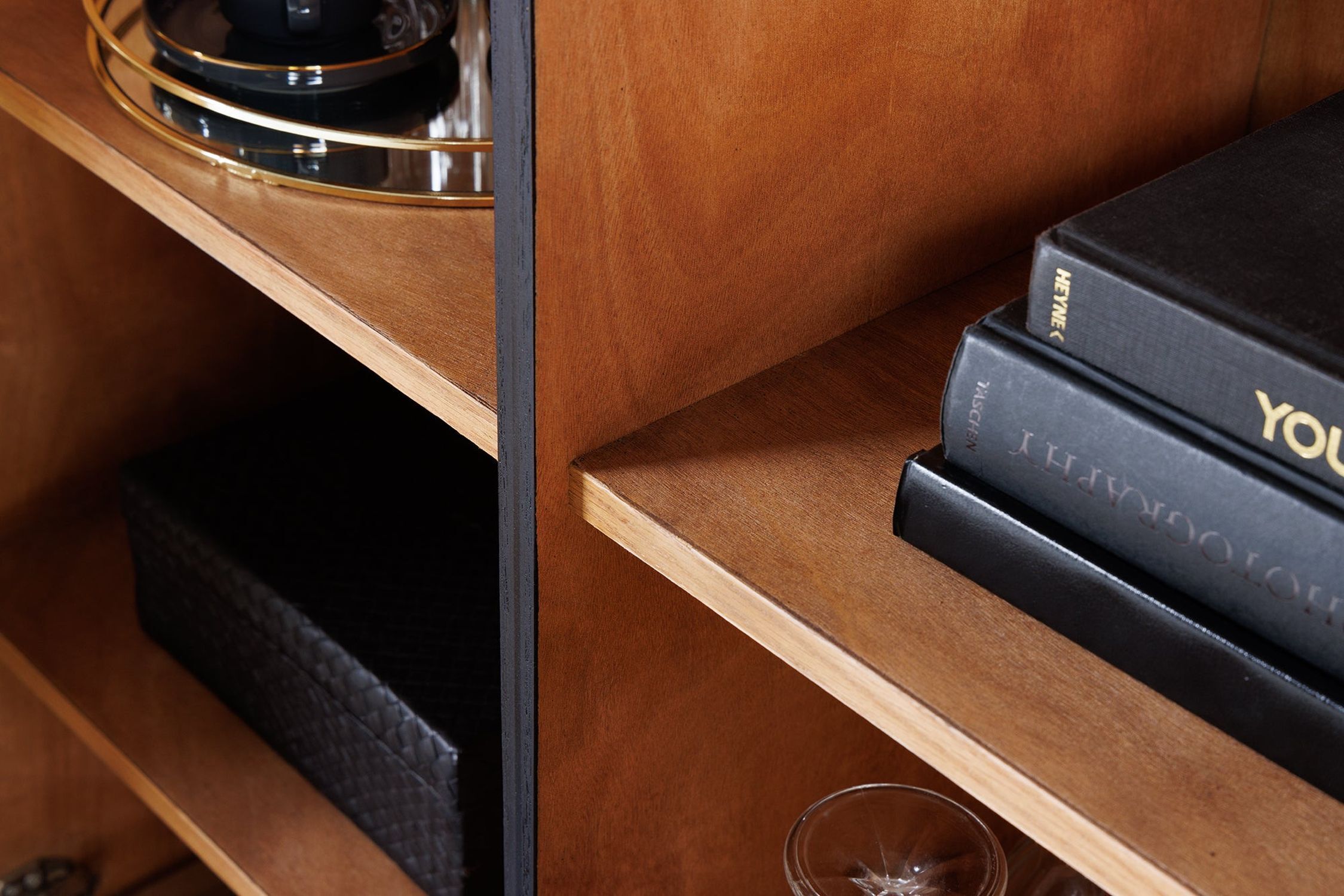 Highboard Schwarz Gold 2 Türen 100 x 120 cm Handarbeit Holz, Innenarchitektur, Mobiliar, Regal, Hartholz