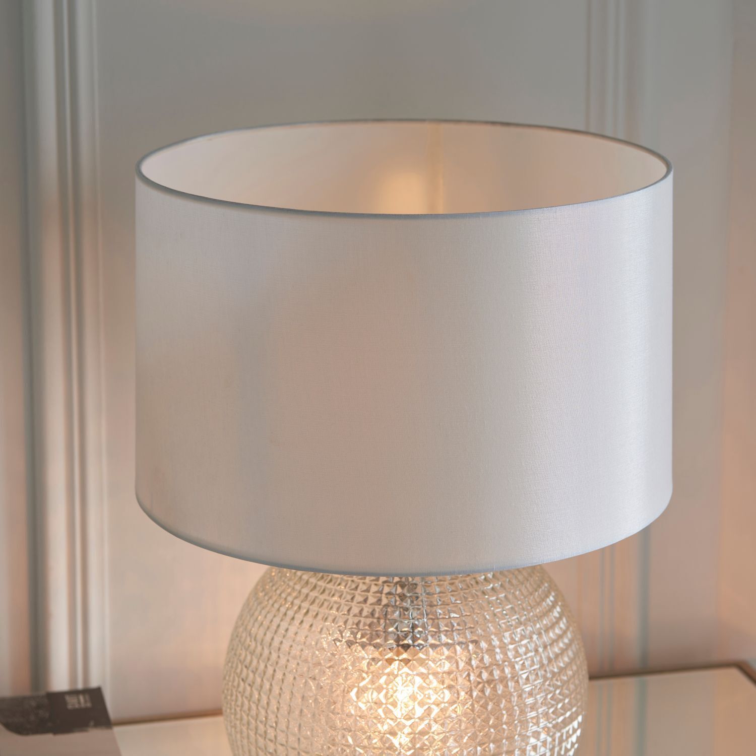 Tischlampe Glas Kristall Stoff beleuchteter Sockel Weiß