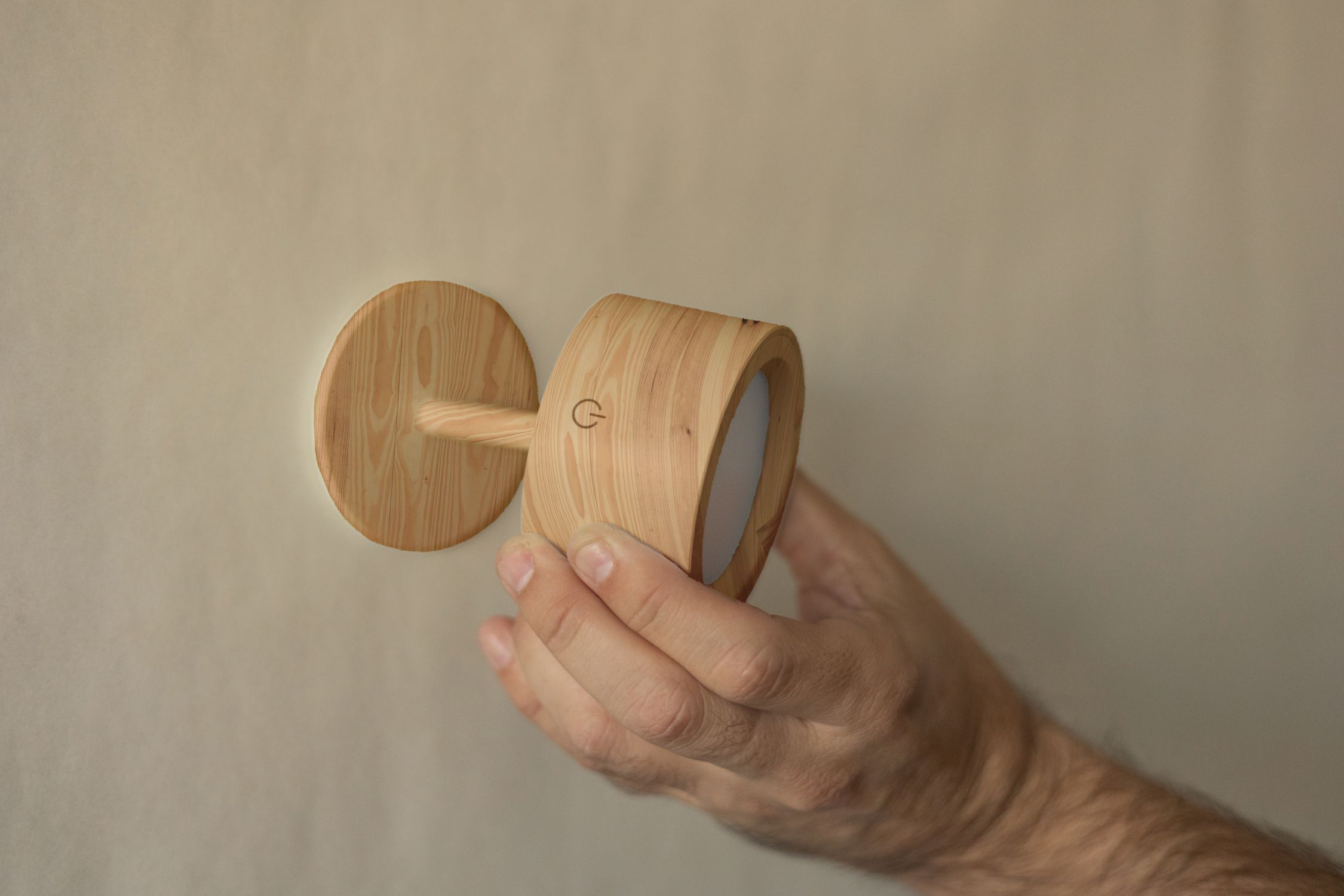 LED Akku Wandleuchte dimmbar flexibel Schalter 3000 K Holzdrehknauf, Rundholzgriff, Holzfigur, Holzmasse, minimalistisch