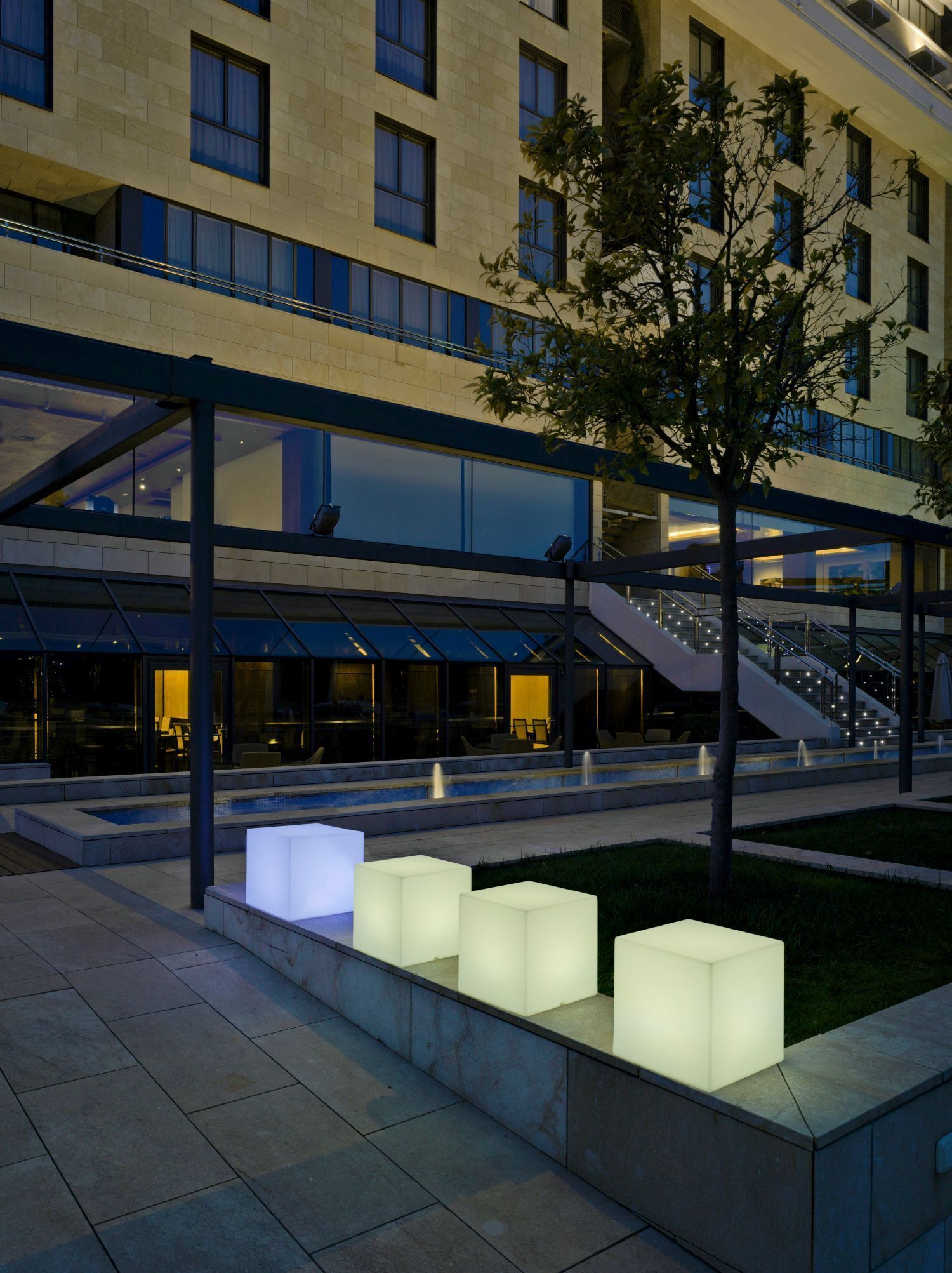 Leuchtwürfel Kabel Stecker Weiß IP65 E27 LED 6500 K B: 32 cm Bürogebäude, Stadt, Beleuchtung, Handlauf, Städtisch