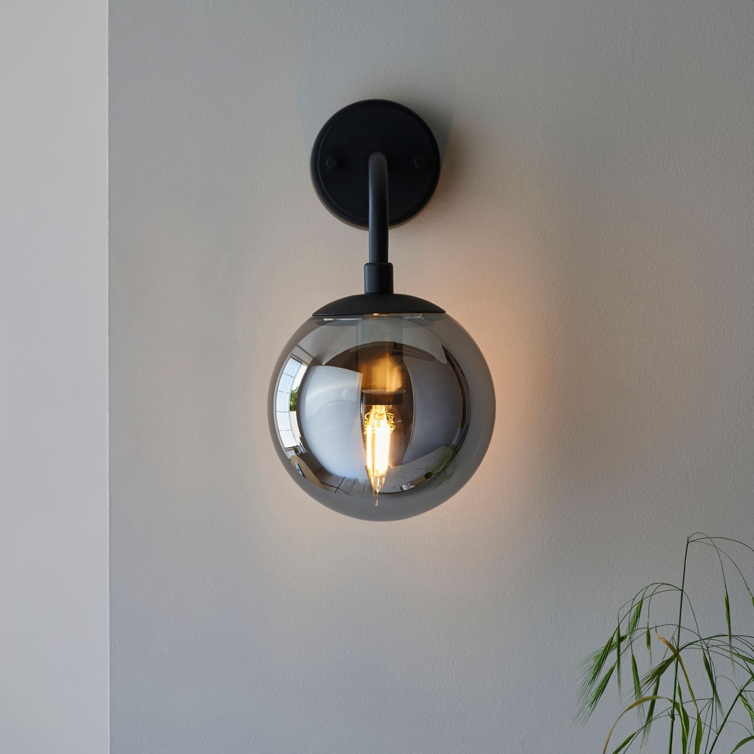 Wandlampe mit Schalter Rauchglas Metall E14 Kugelschirm