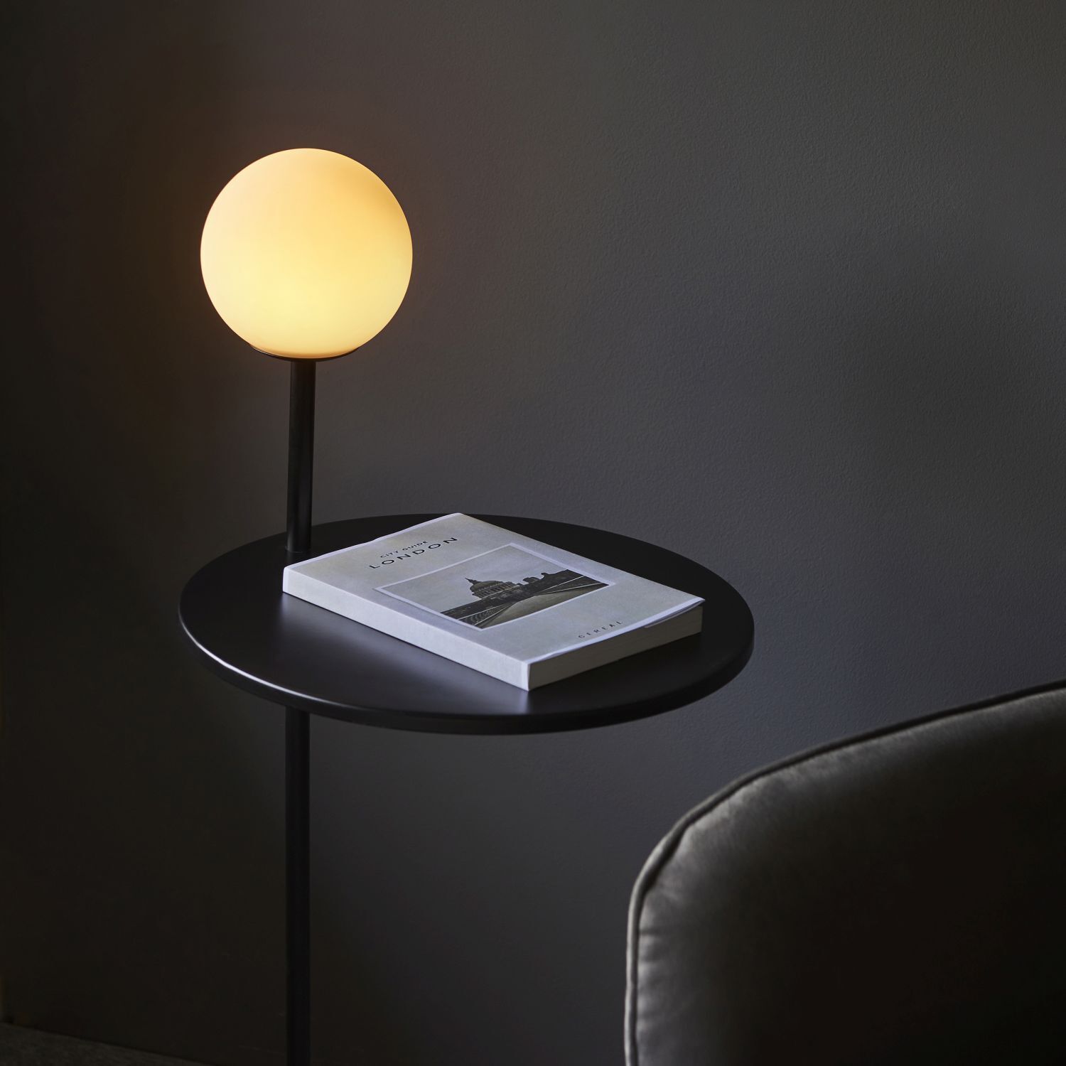 Bodenlampe mit Ablage Metall Glas 81 cm Schwarz Weiß G9