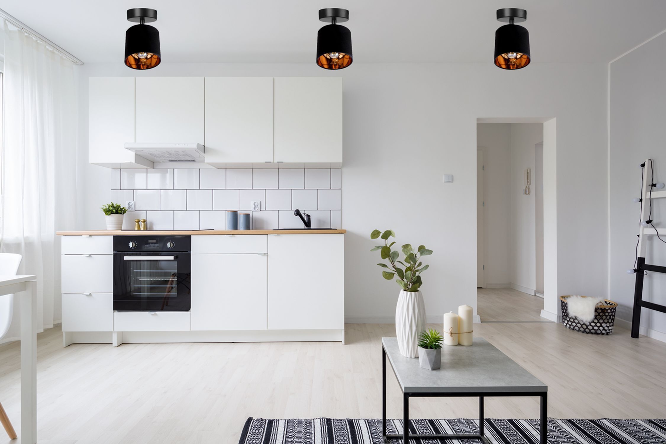 Küche, weiße Schränke, Ofen, Gasherd, Fliesenrückwand