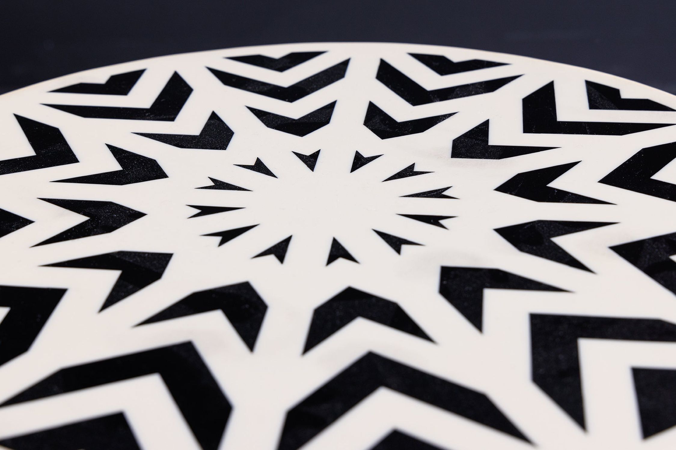 Beistelltisch Schwarz Weiß 35 x 35 cm Handarbeit Dekoration für Zuhause, Teppich, Muster