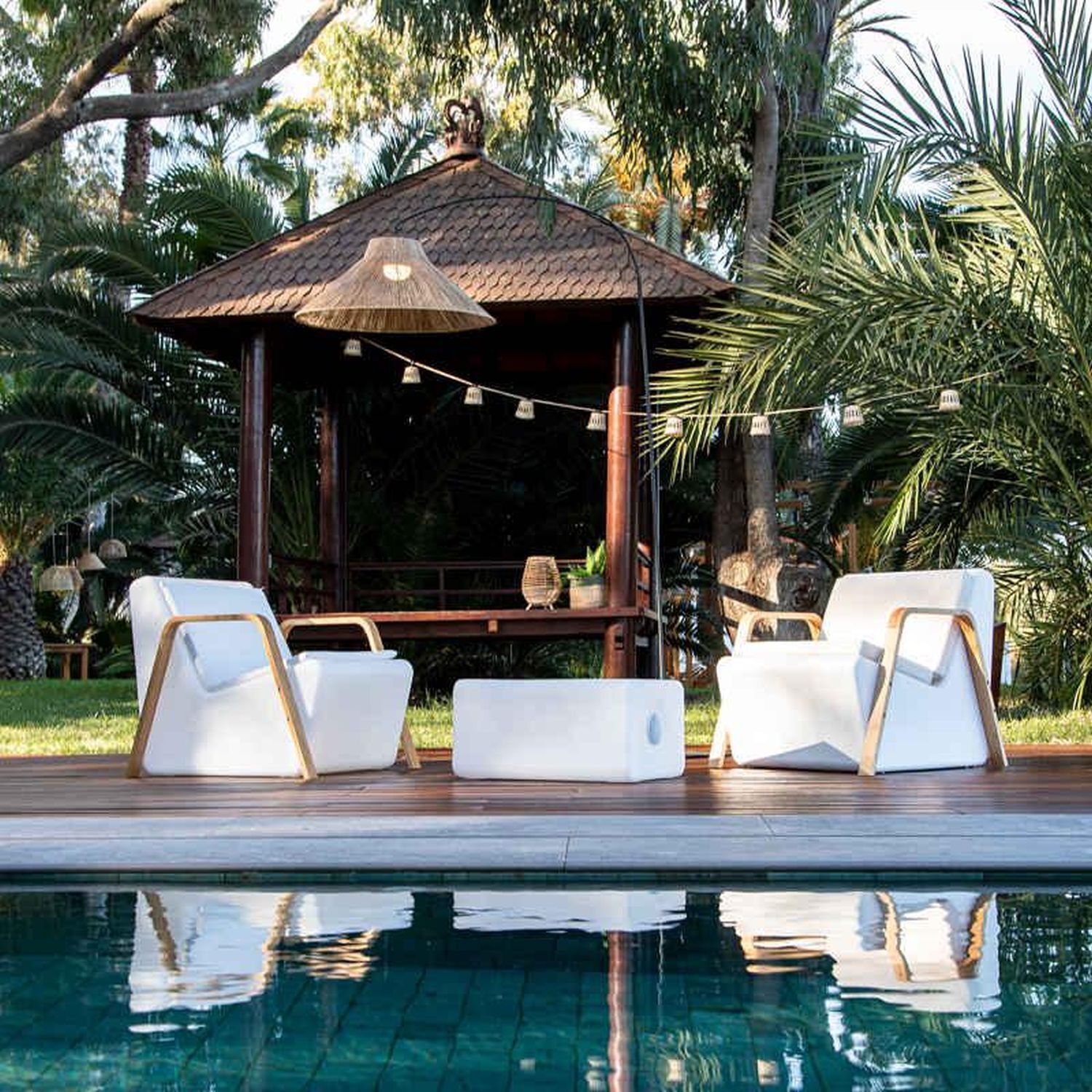 LED Außenlampe Akku 155 cm 2-in-1 IP54 Seegras Metall Draußen, Architektur, Gebäude, Hotel, Urlaubsort