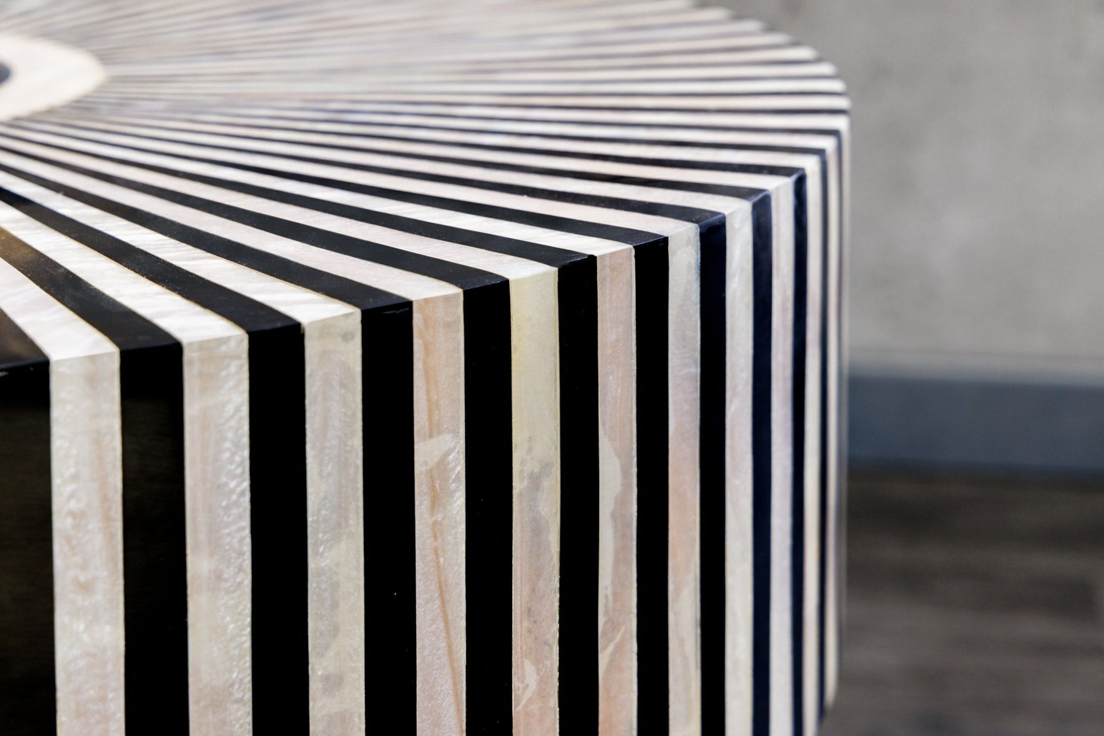 Couchtisch Intarsien in Schwarz Gold Weiß Ø 60 cm Handarbeit Tischdecke, Mobiliar, Tabelle, Tischplatte