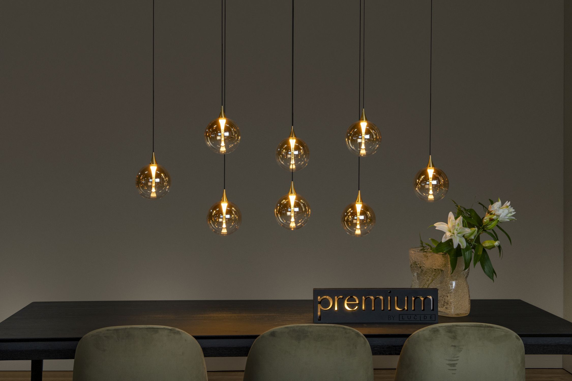 hängende lampen, glühbirnen, pendellampen, tischdeko, vasenblumen