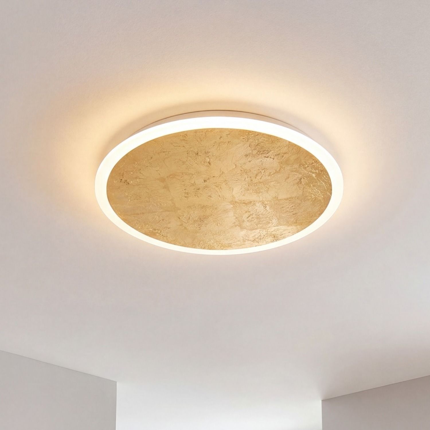 Deckenleuchte, runder Leuchtenkörper, LED-Ring, goldenes Zentrum, modernes Dekor