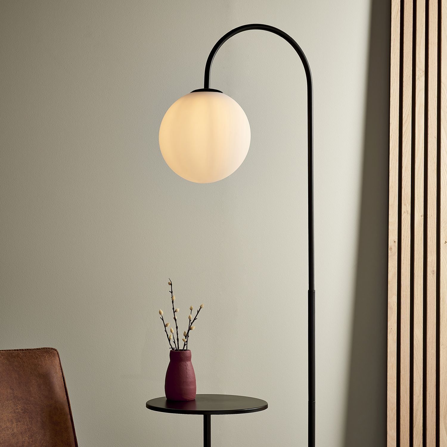 Stehlampe mit Ablage 175 cm hoch Metall Glas Schwarz Weiß E14