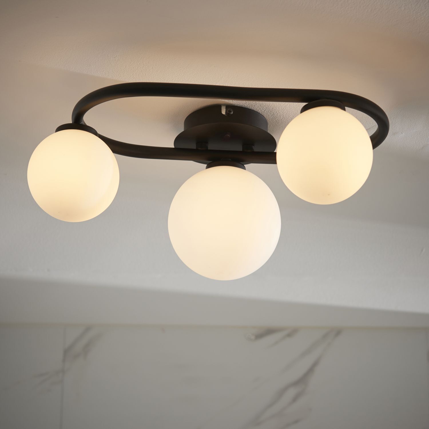 Badezimmerlampe Decke Glas Metall IP44 Schwarz Weiß 3x G9
