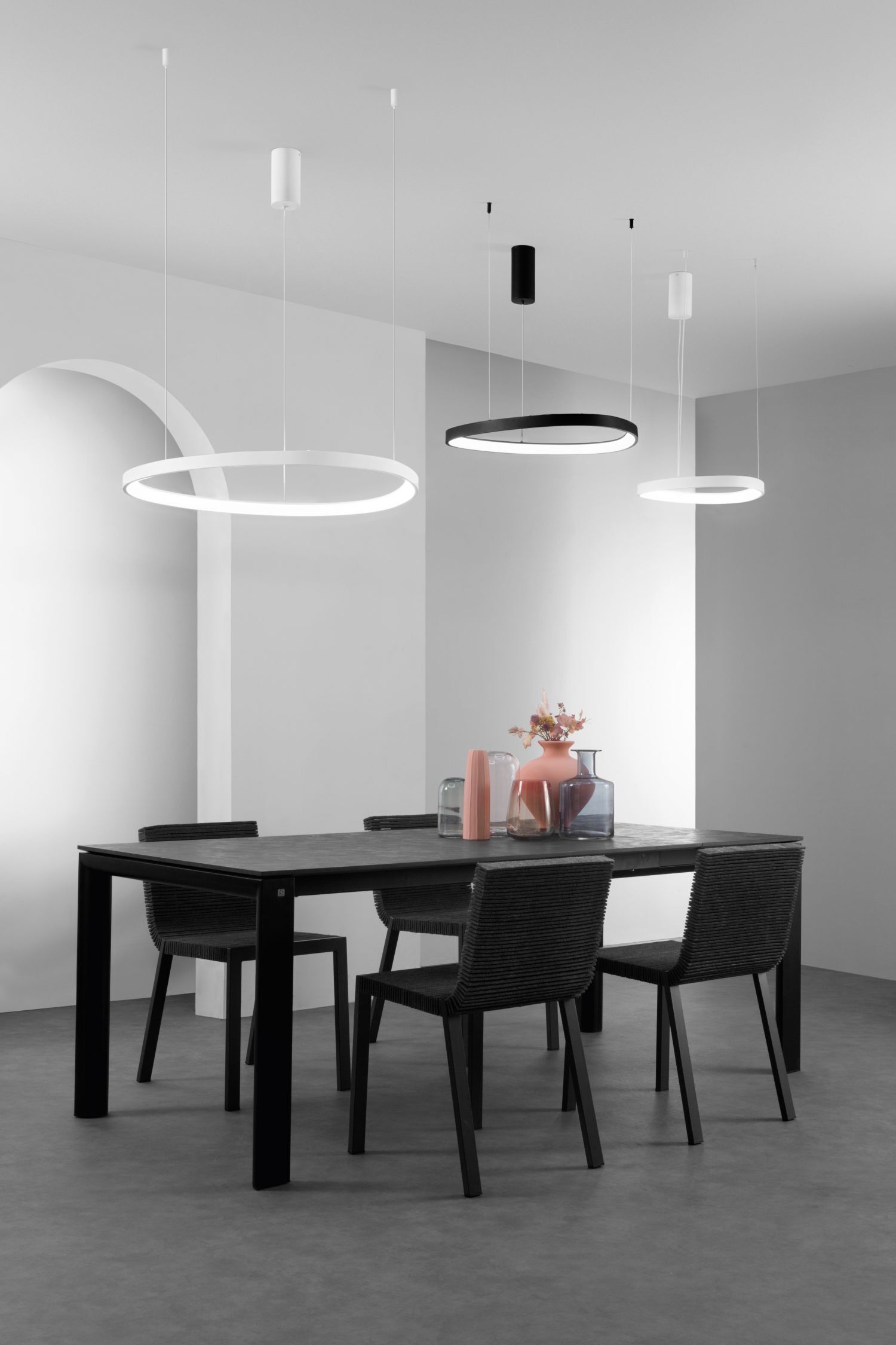 LED Hängelampe Schwarz Ring B:65 cm 3000/4000/6500 K pendant lights, ring lights, dining table, black chairs, decor vases