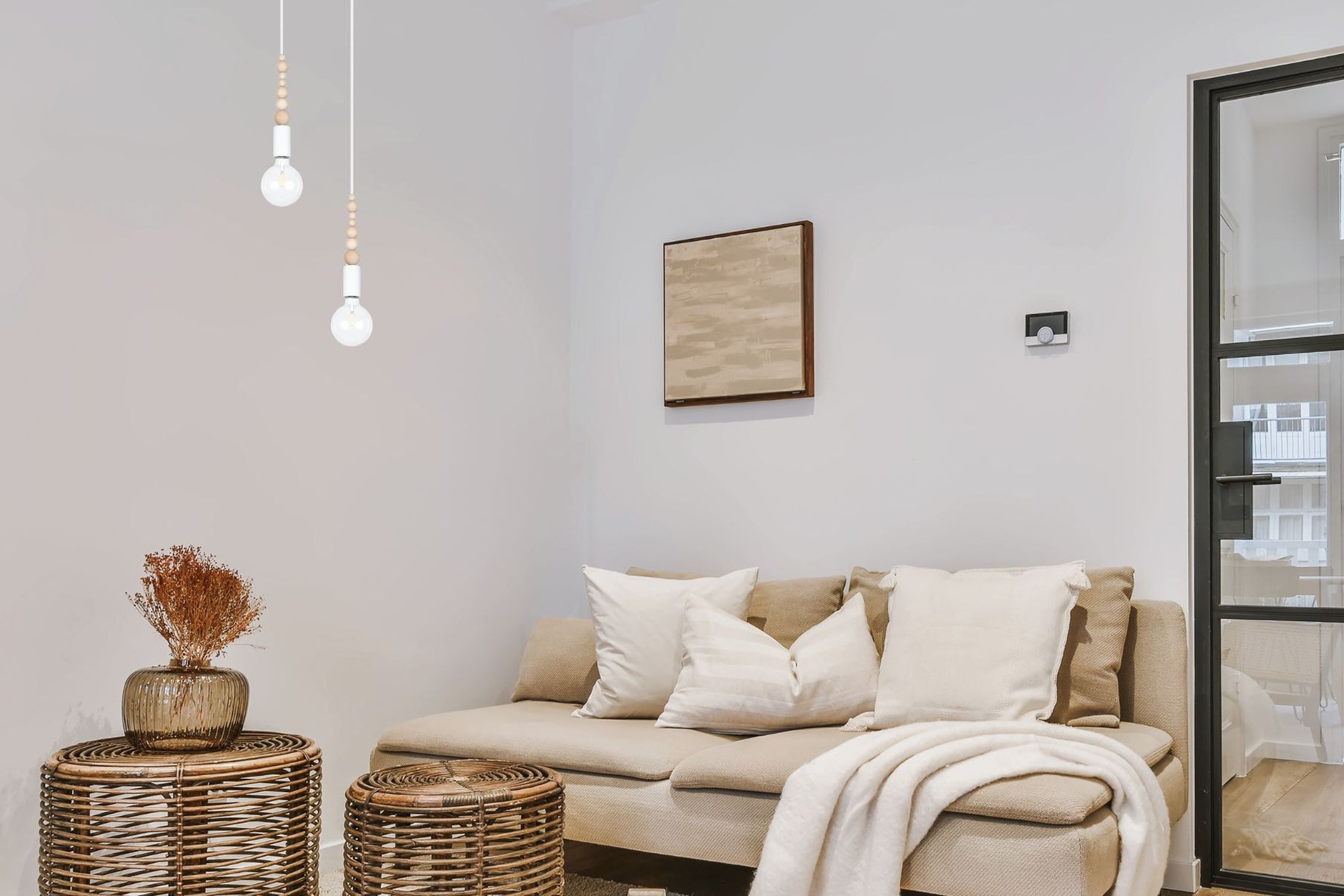 Pendelleuchte Holz Metall Weiß E27 Ø14 cm rund wohnlich sofa, beige, wohnzimmer, kissen, dekoration