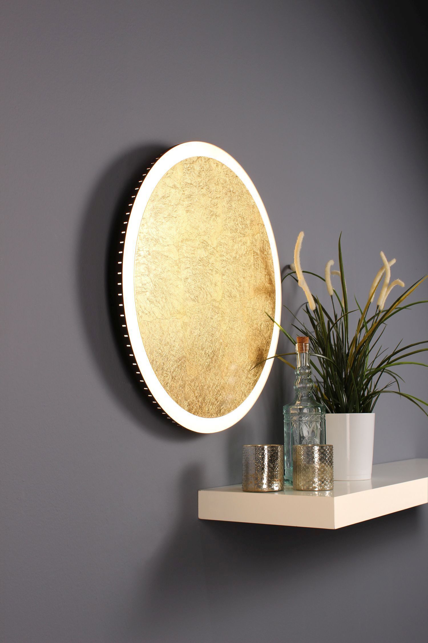 runder_spiegel, led_spiegel, wandspiegel, goldene_oberfläche, schwebende_regal