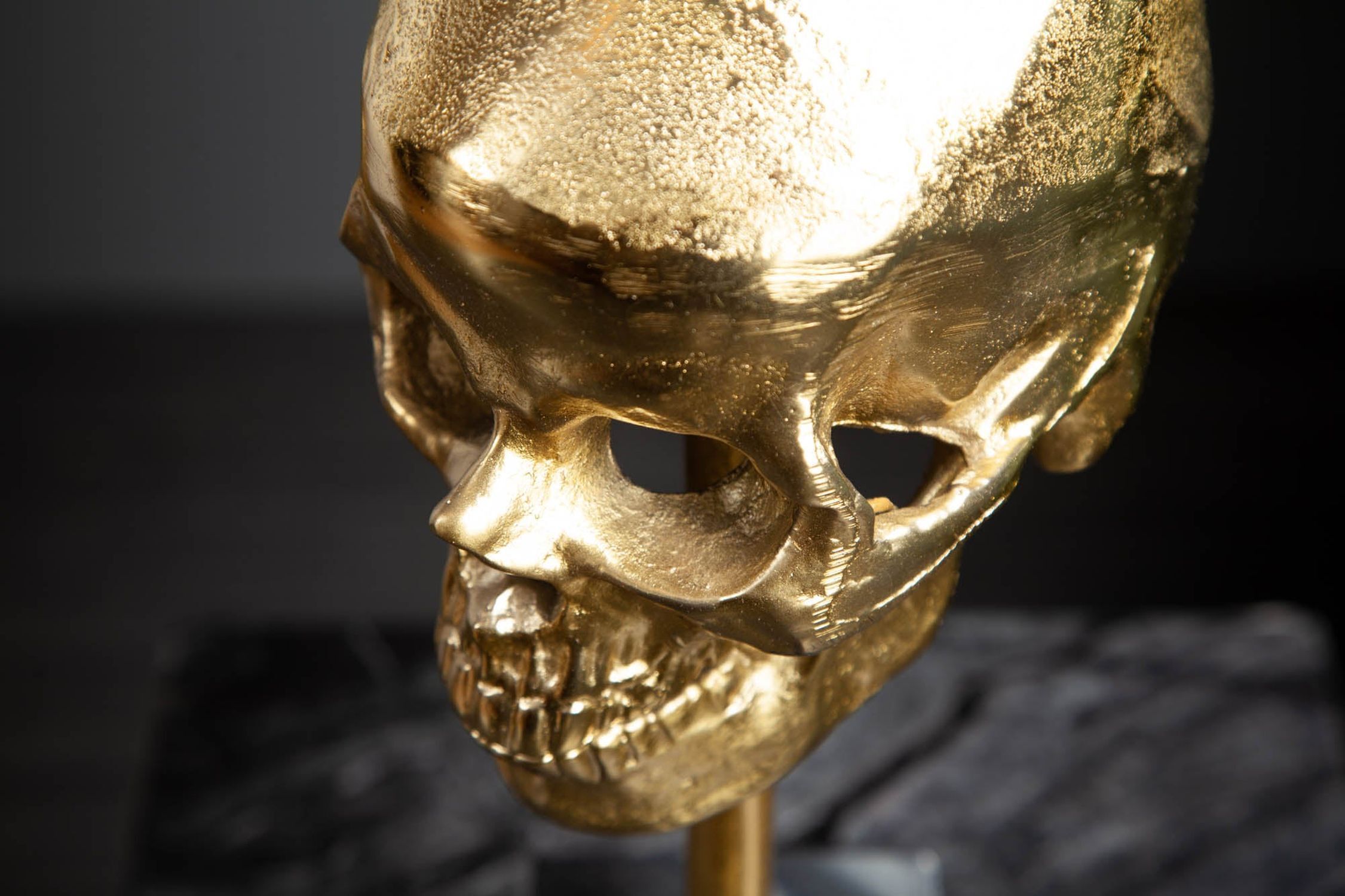 Dekostatue Totenkopf in Gold Schwarz H: 35 cm Metall Marmor