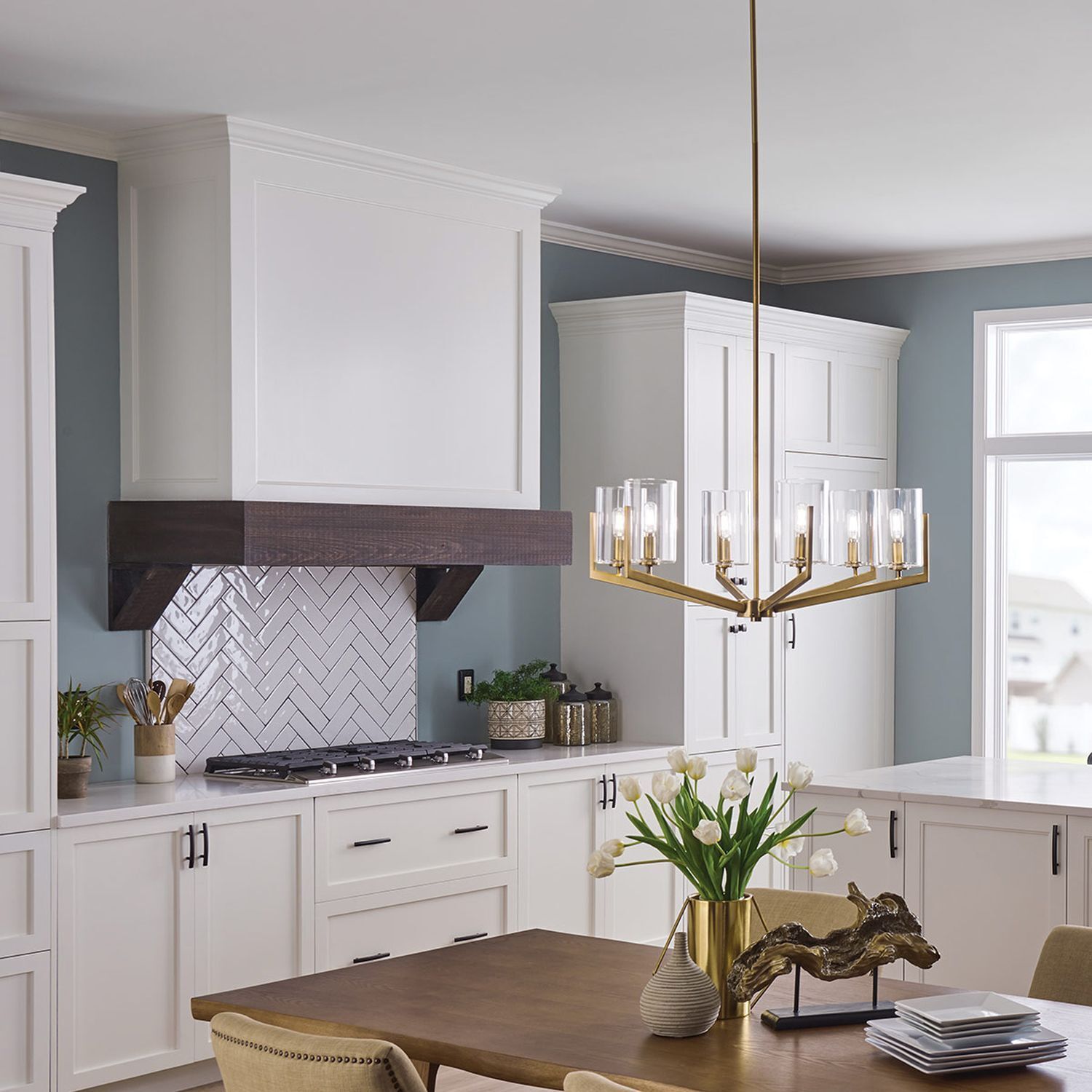 Kronleuchter mit Schirm Ø 71,1 cm höhenverstellbar Metall Glas kitchen, weiße schränke, insel, gasherd, heringbogen-backplash, kronleuchter, tulpen, holz-akzent