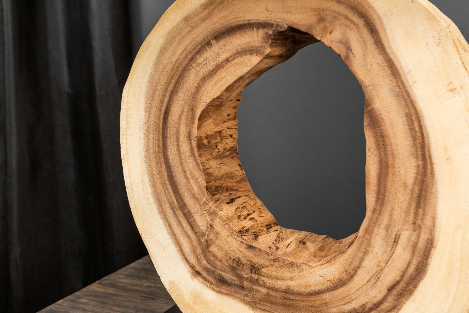 Wohnliche Tischlampe KYRISSA massives Holz 63cm Unikat Holz, Hartholz, Gebeiztes Holz, Innenarchitektur, Person