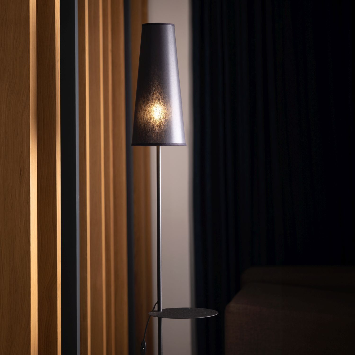 Stehlampe mit Ablage Metall Stoff 170 cm hoch E27 Lampe